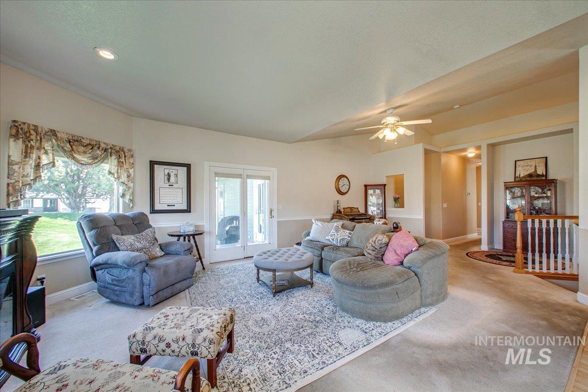 1910 W Campo Lane