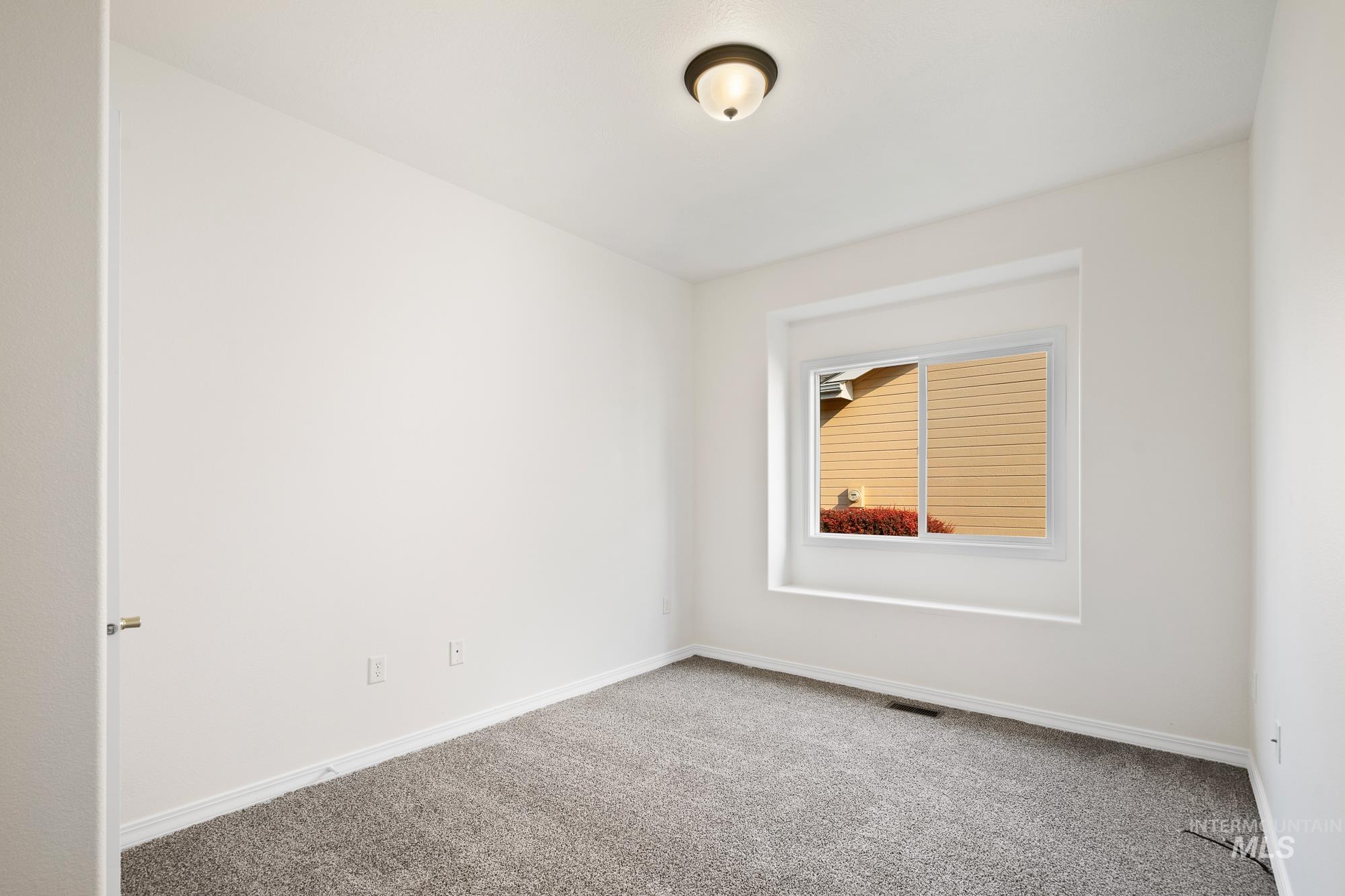 1631 W Lonesome Dove