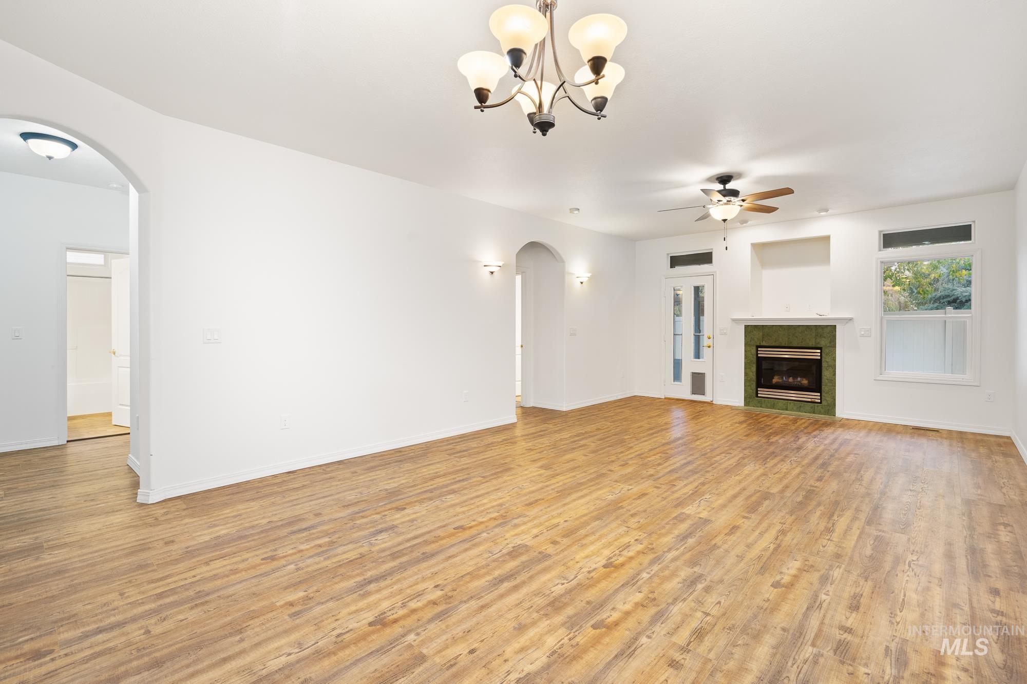 1631 W Lonesome Dove