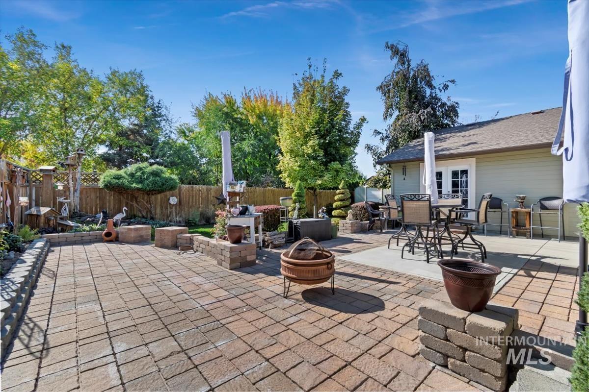 823 E Finch Creek St.