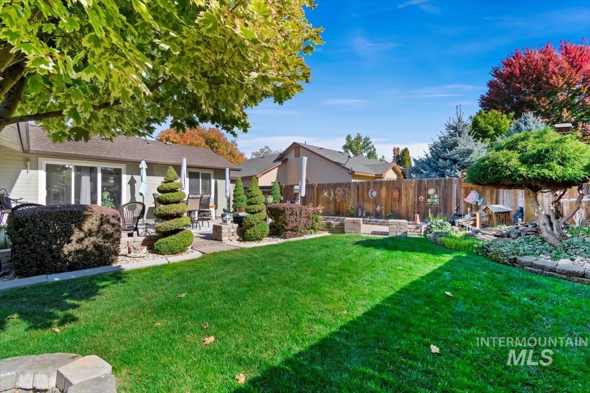 823 E Finch Creek St.