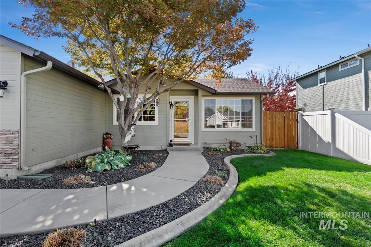 823 E Finch Creek St.