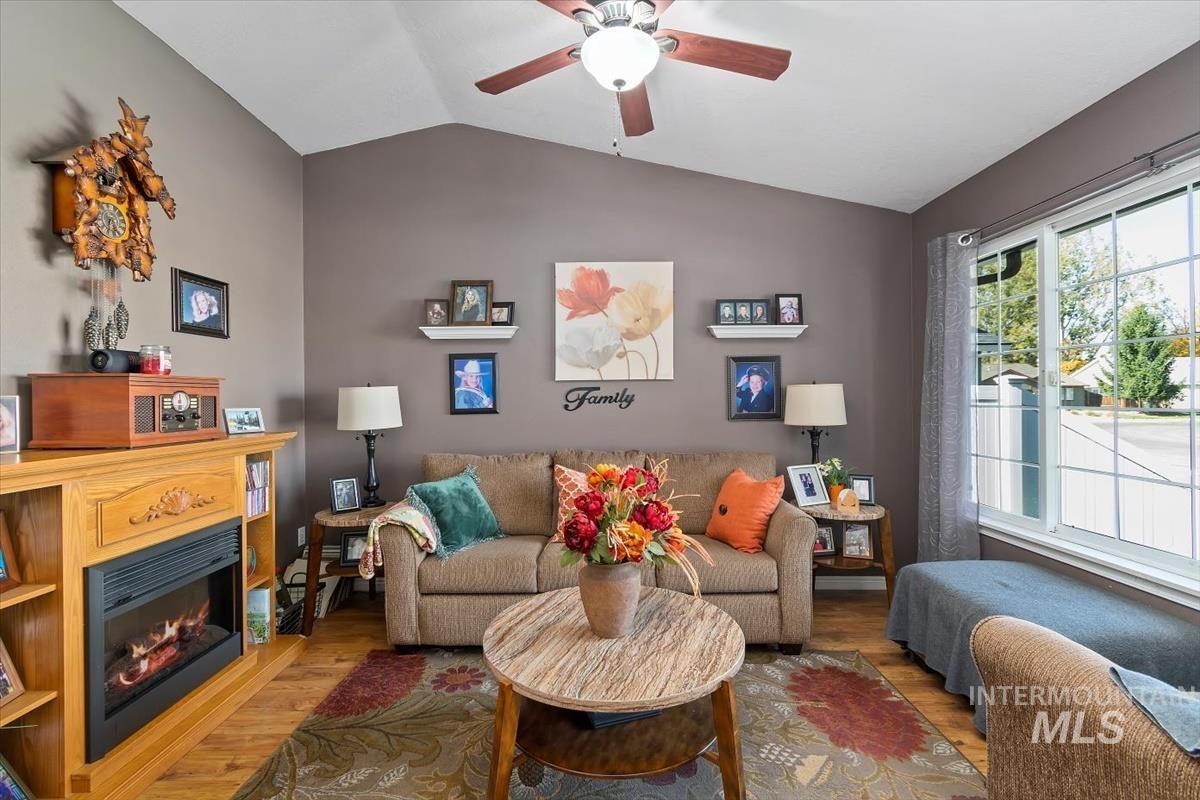 823 E Finch Creek St.