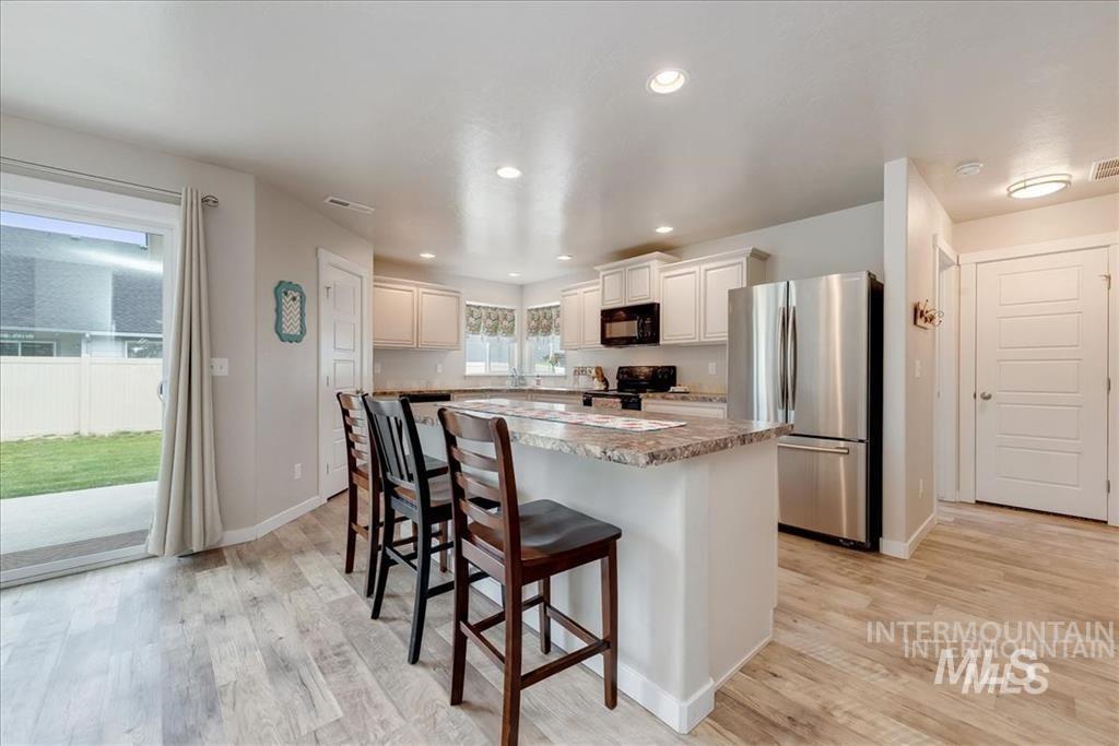 932 N Hidden View Way