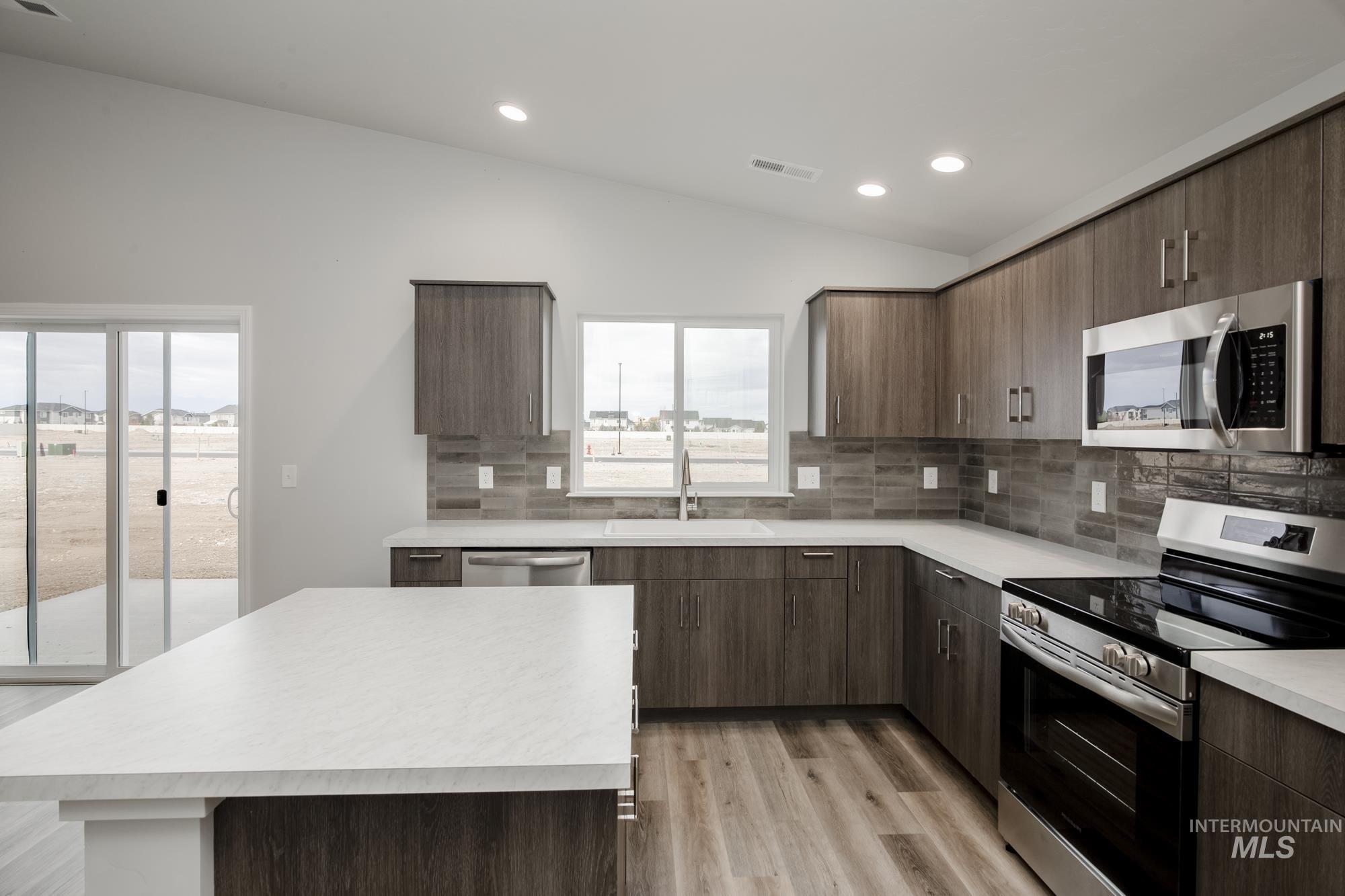 656 W Smoky Quartz St