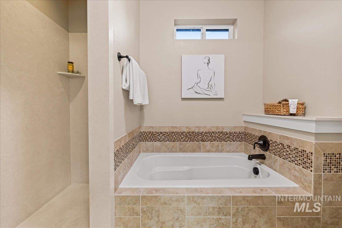 4255 N Rogue River Way