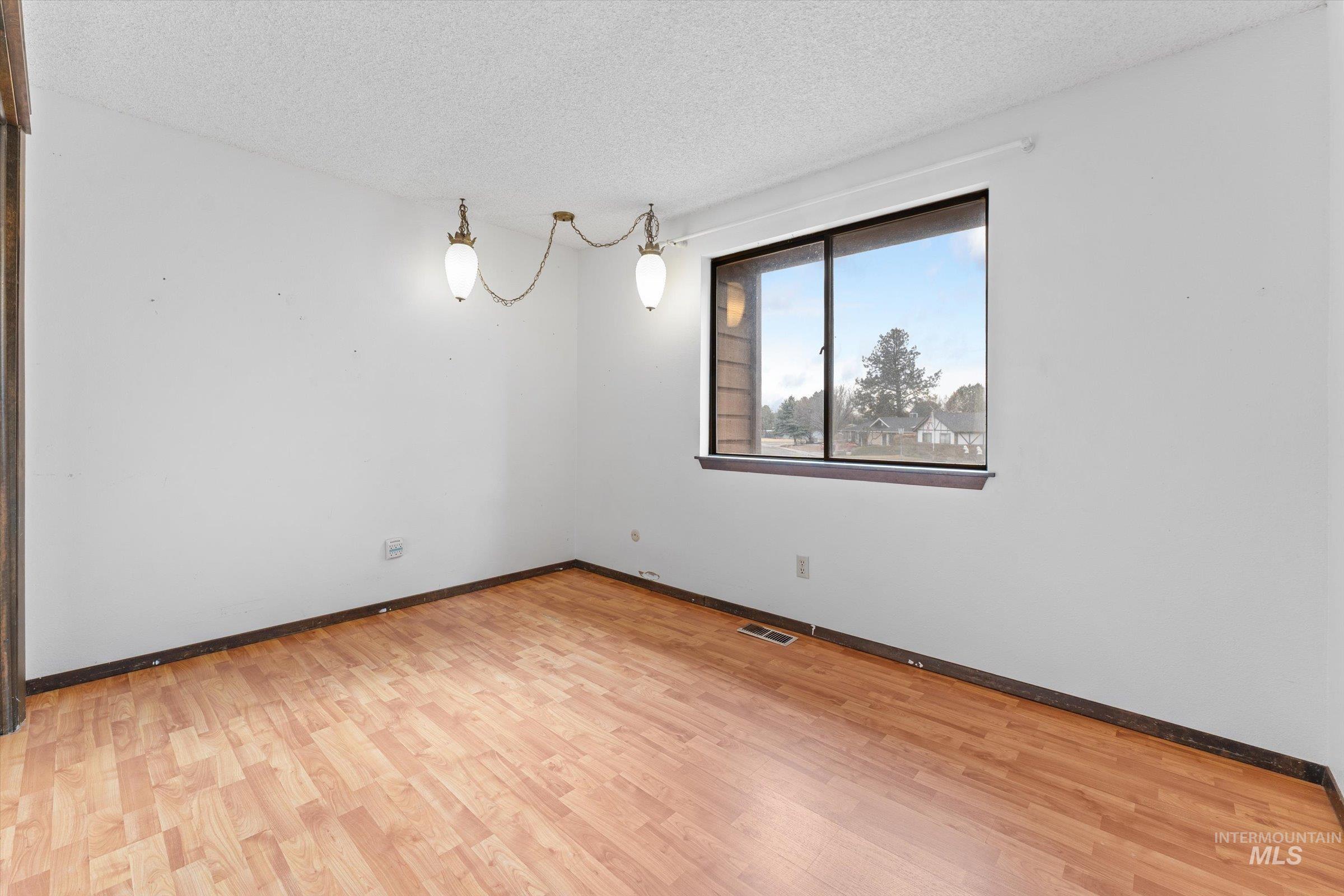 560 E 14th North