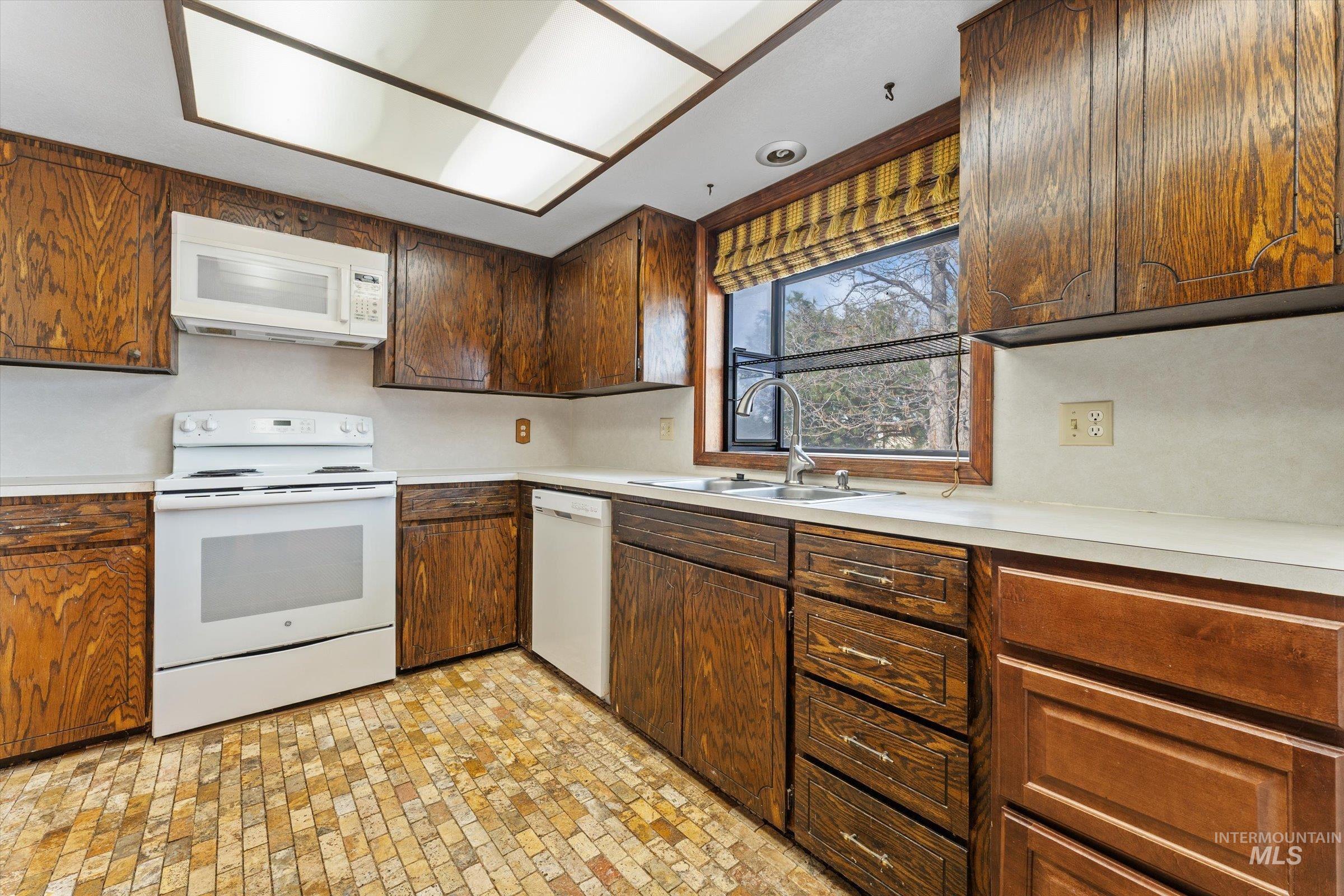 560 E 14th North