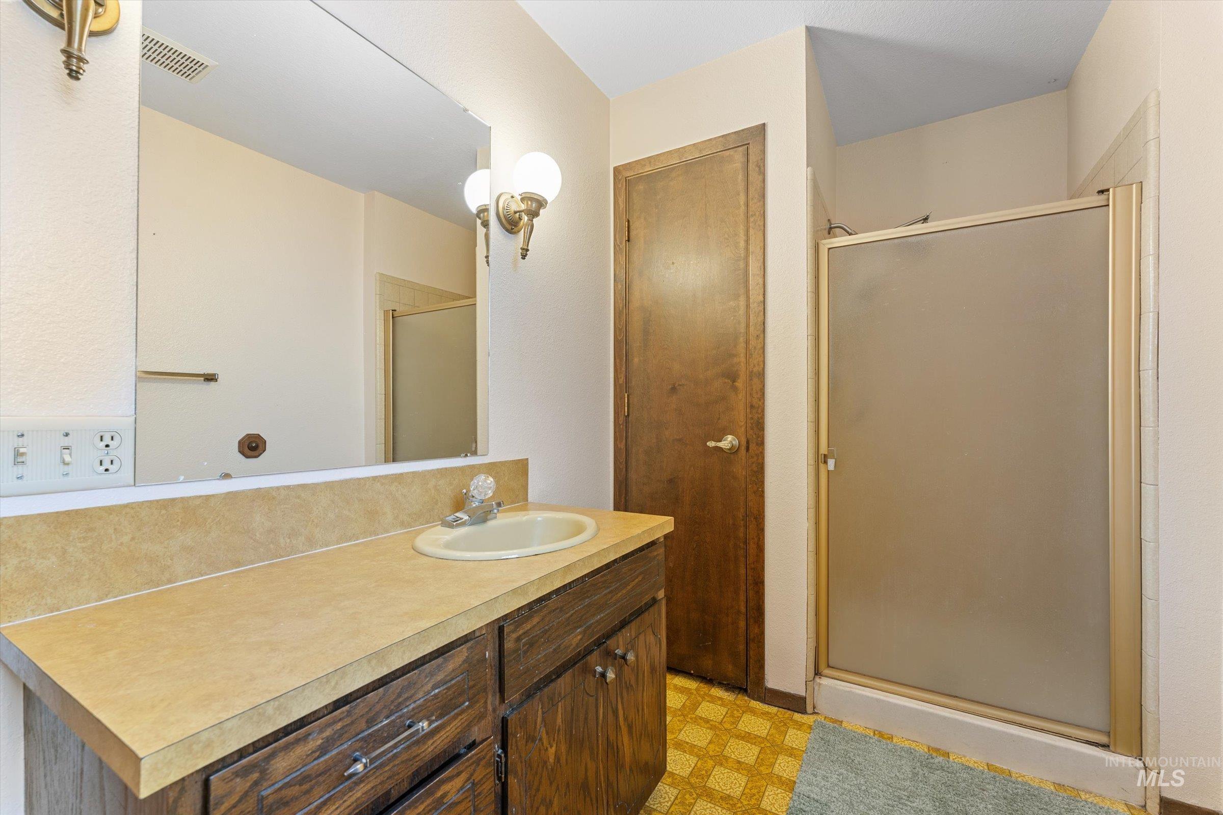 560 E 14th North