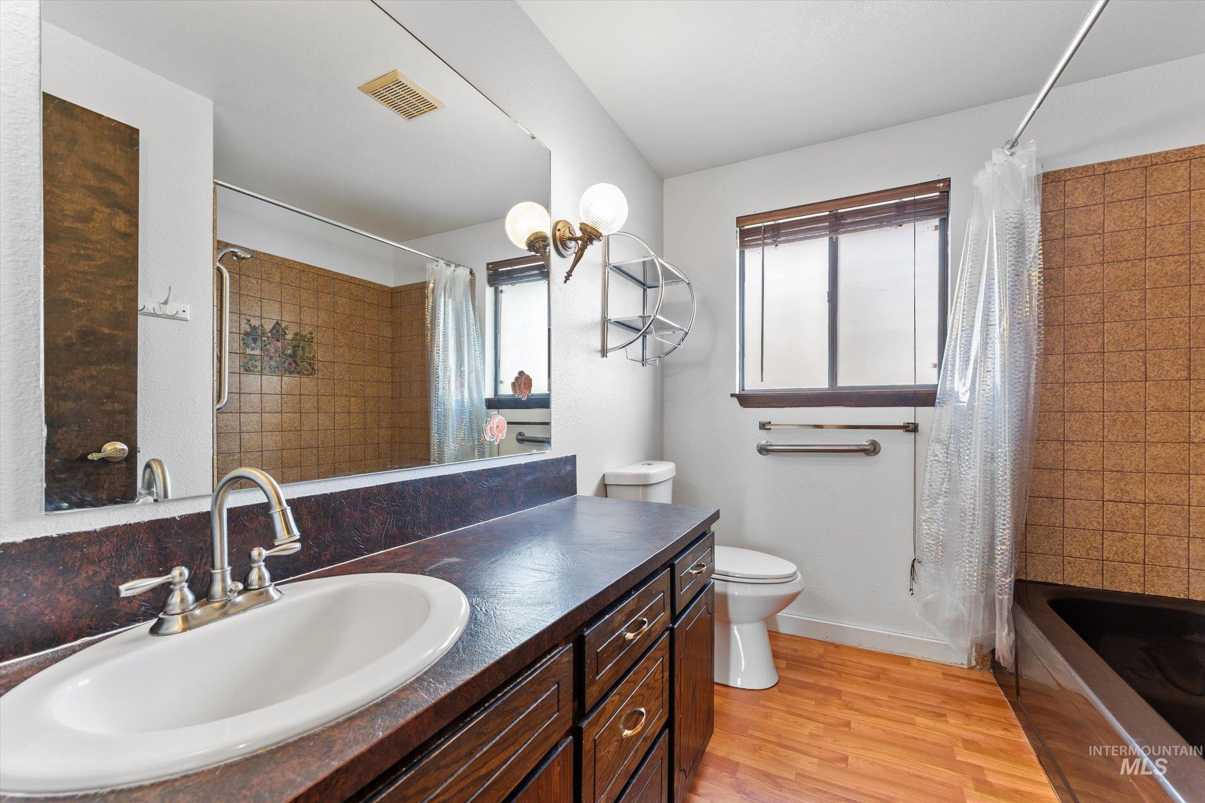 560 E 14th North
