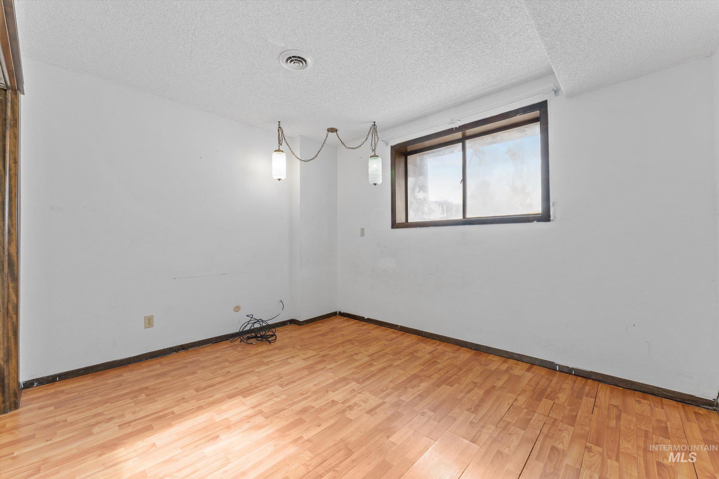 560 E 14th North