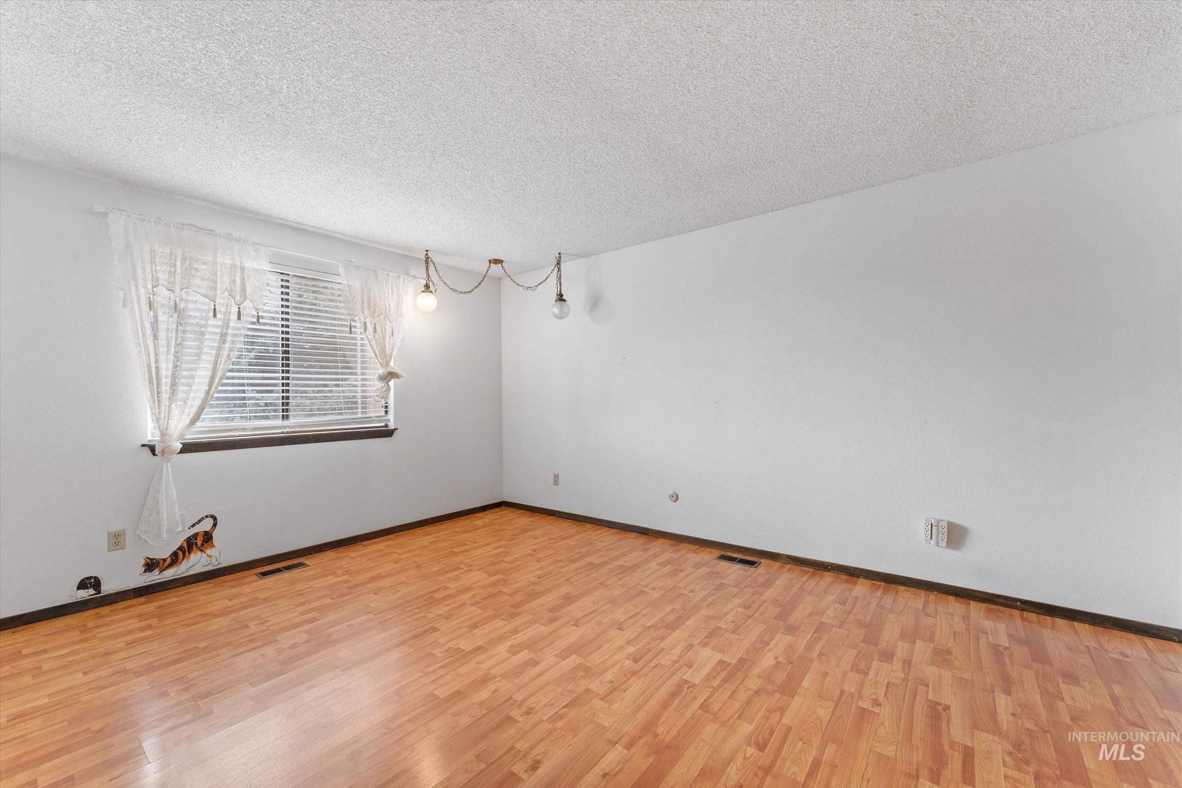 560 E 14th North