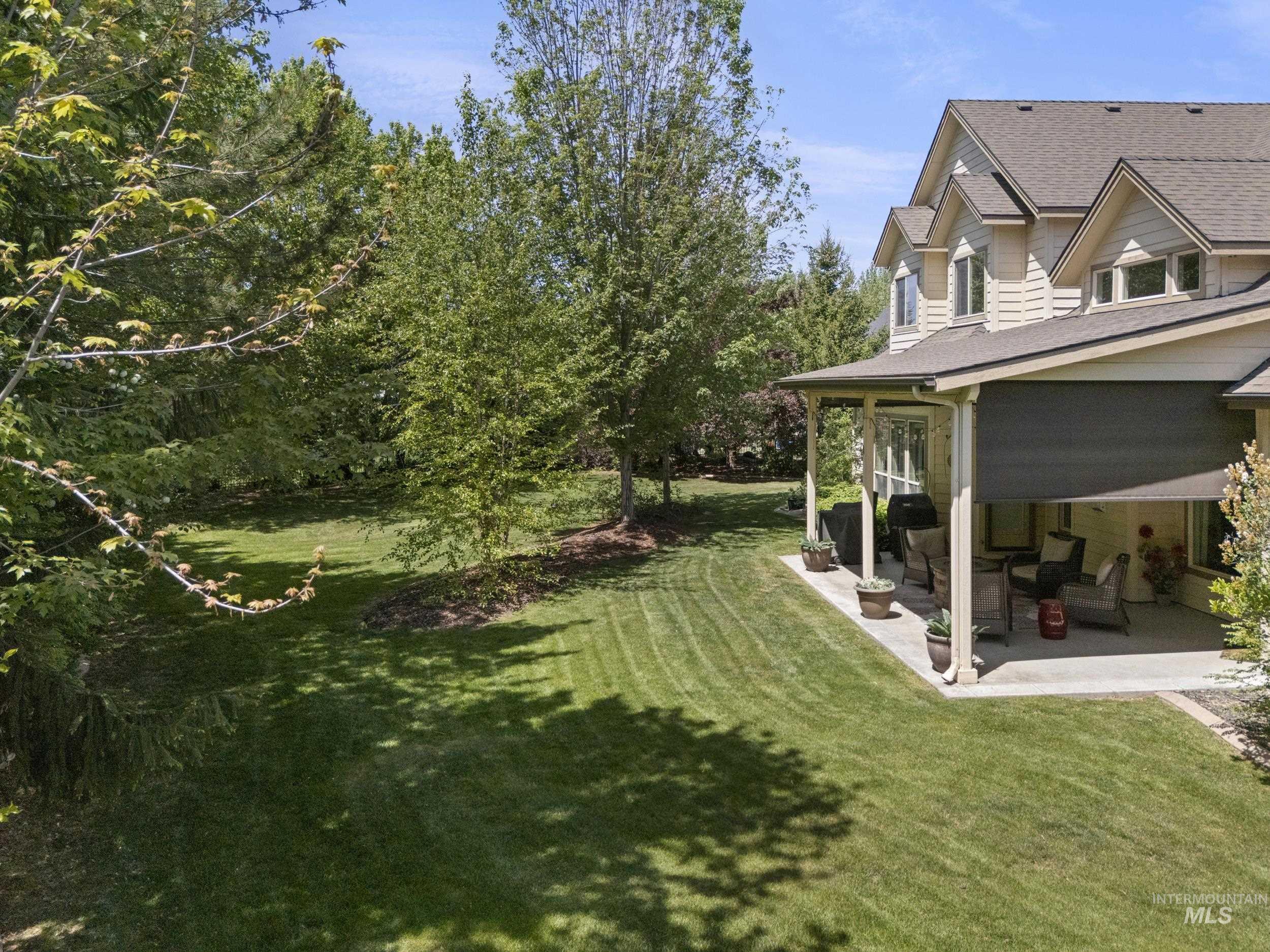 1899 N Groveland Pl