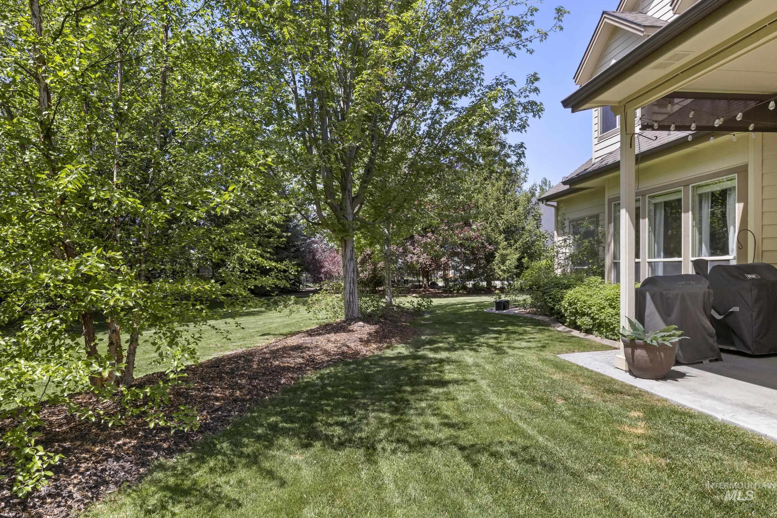 1899 N Groveland Pl