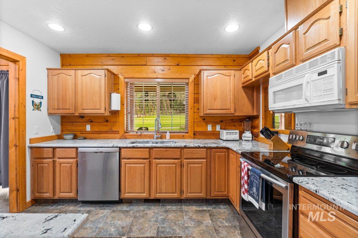 14 Sunrise Dr