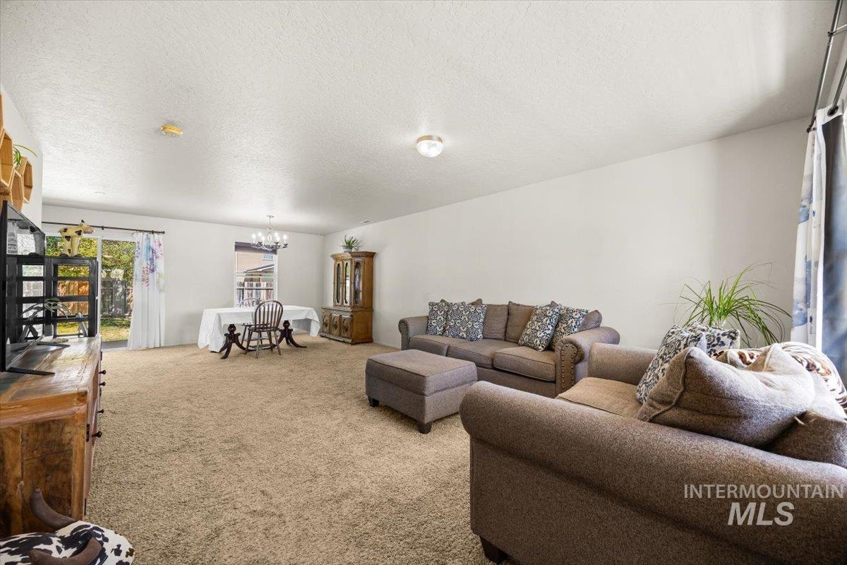 120 E Willow Creek Dr