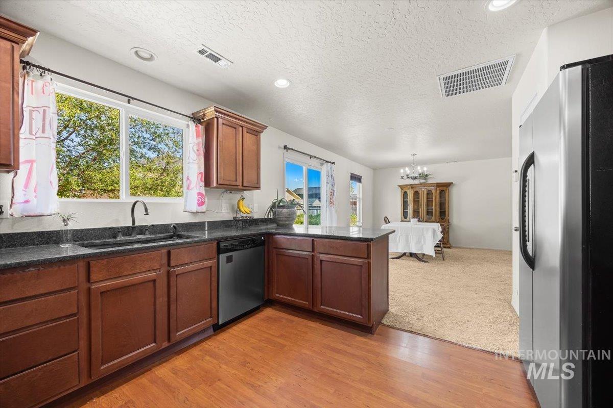 120 E Willow Creek Dr