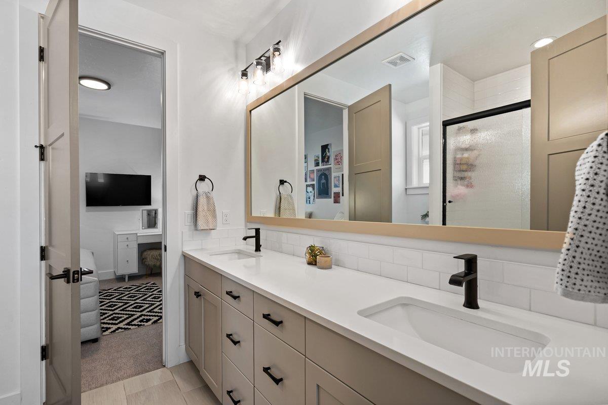 11450 W Threadgrass St