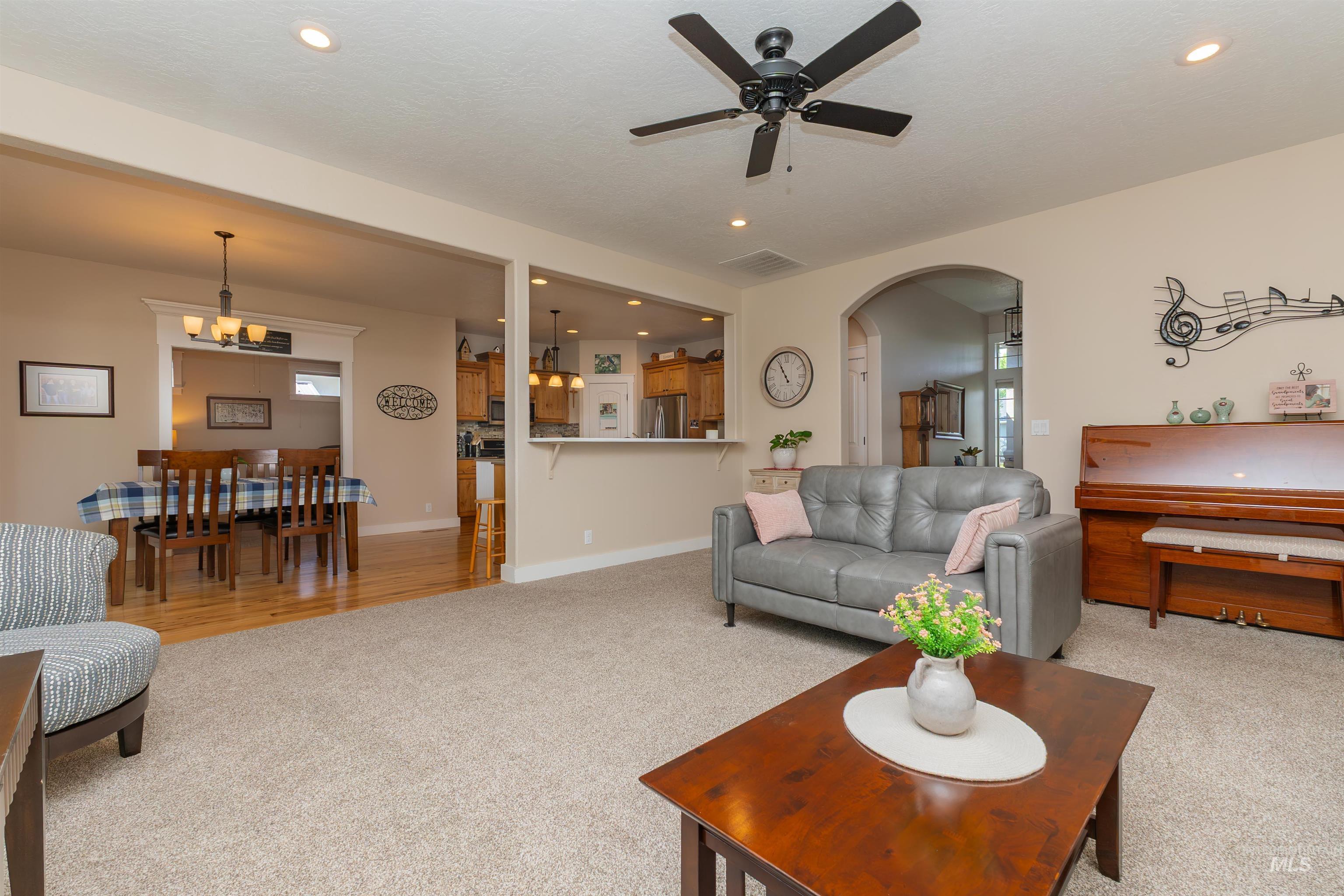 818 W Dallan Woods Way