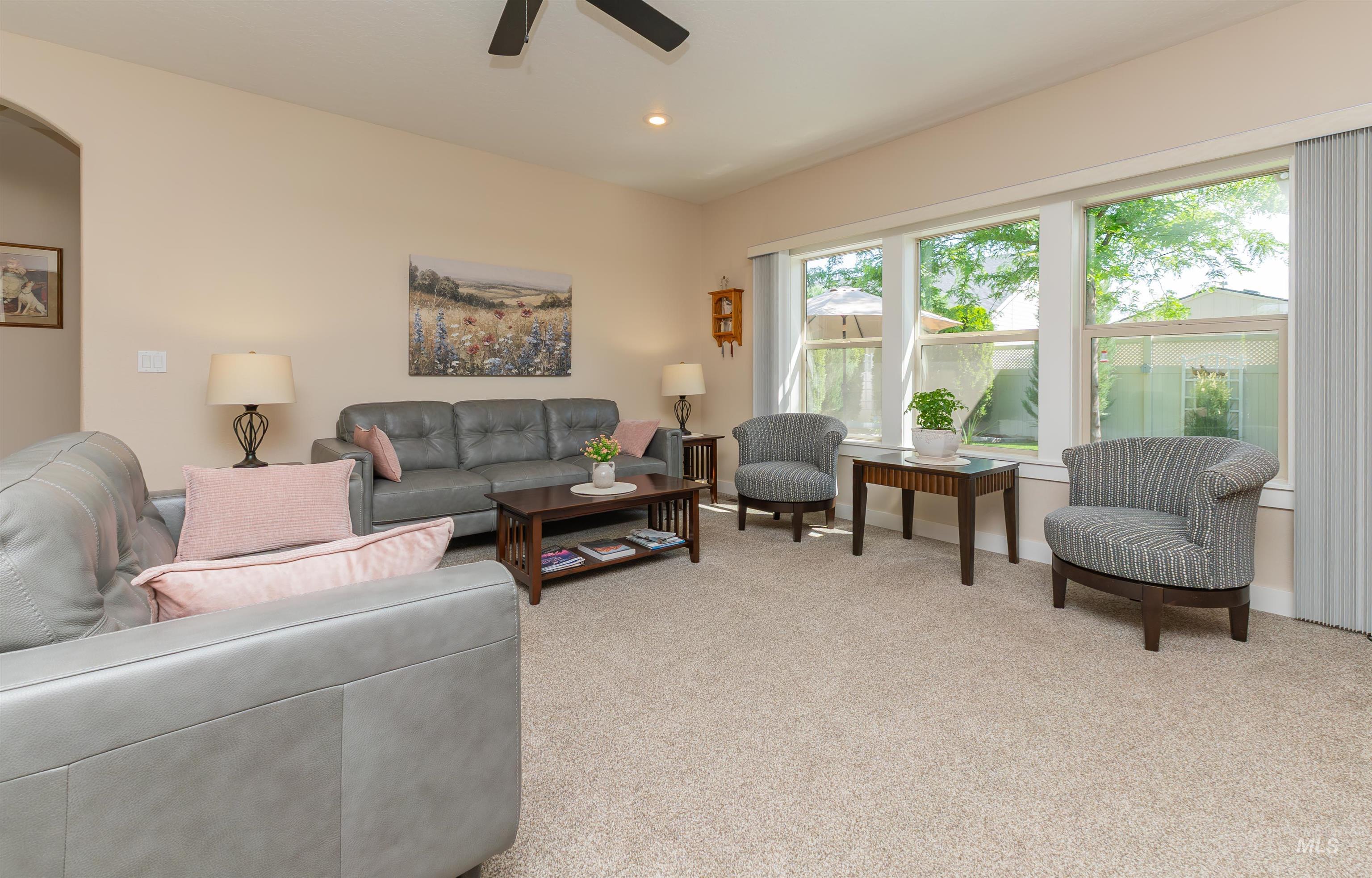 818 W Dallan Woods Way