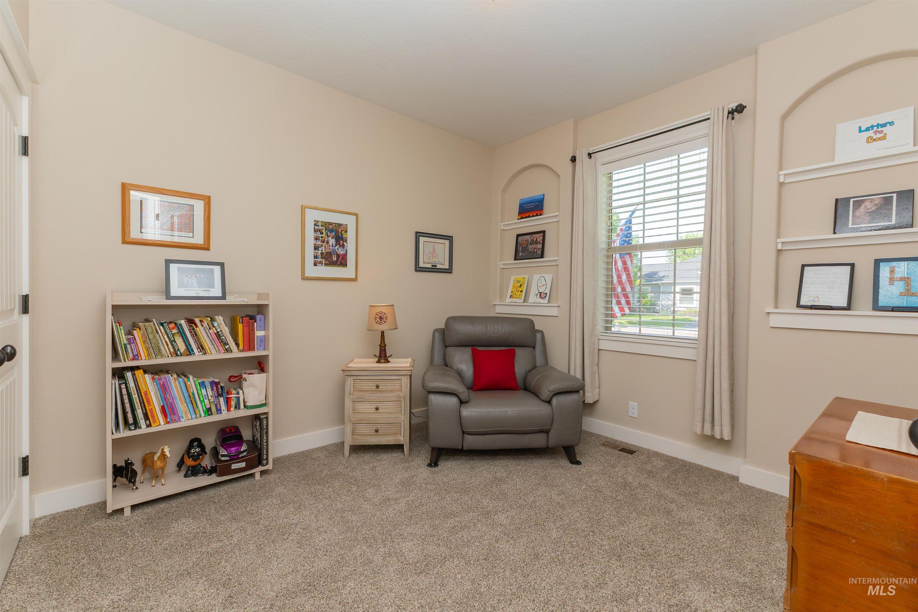 818 W Dallan Woods Way