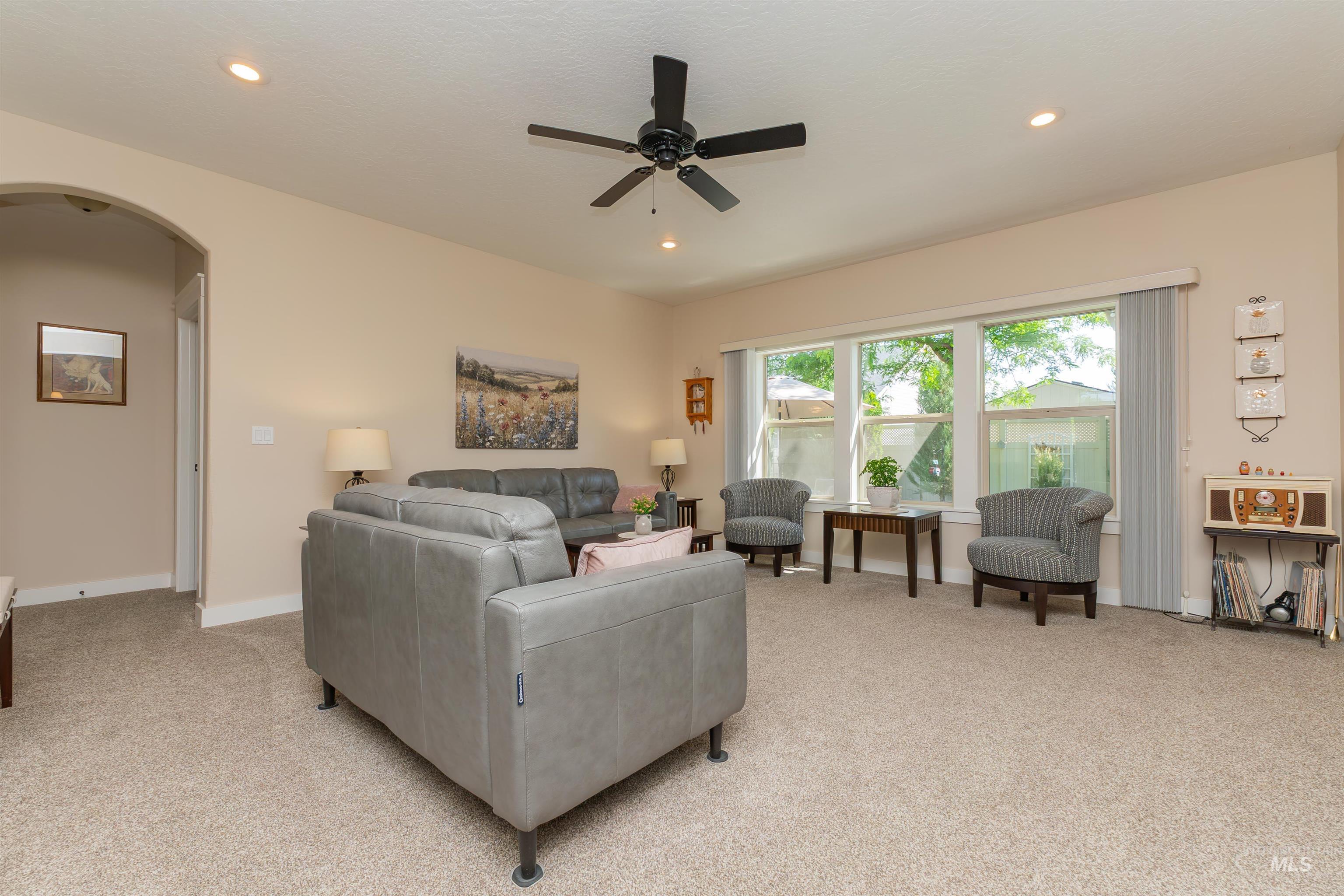 818 W Dallan Woods Way