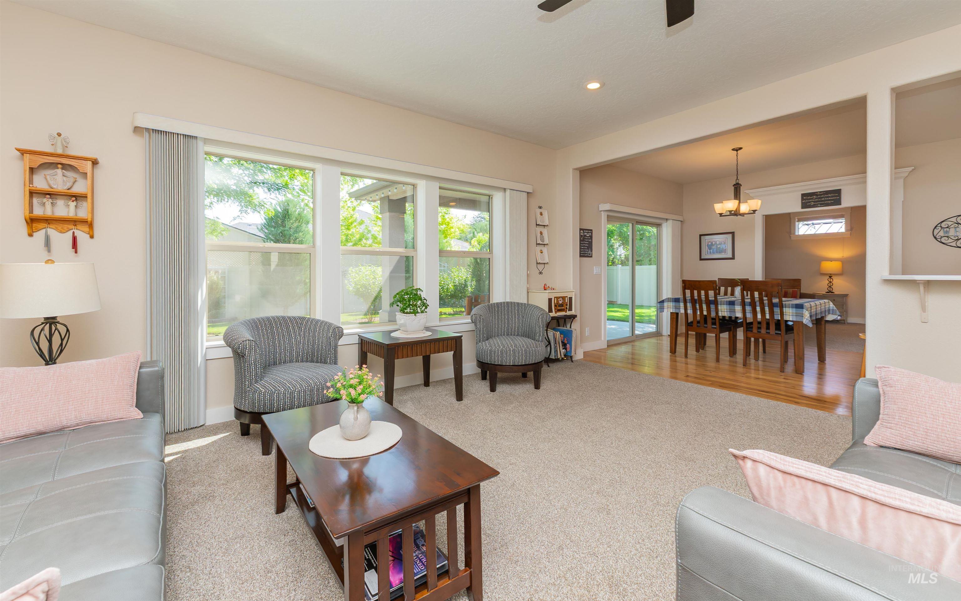 818 W Dallan Woods Way