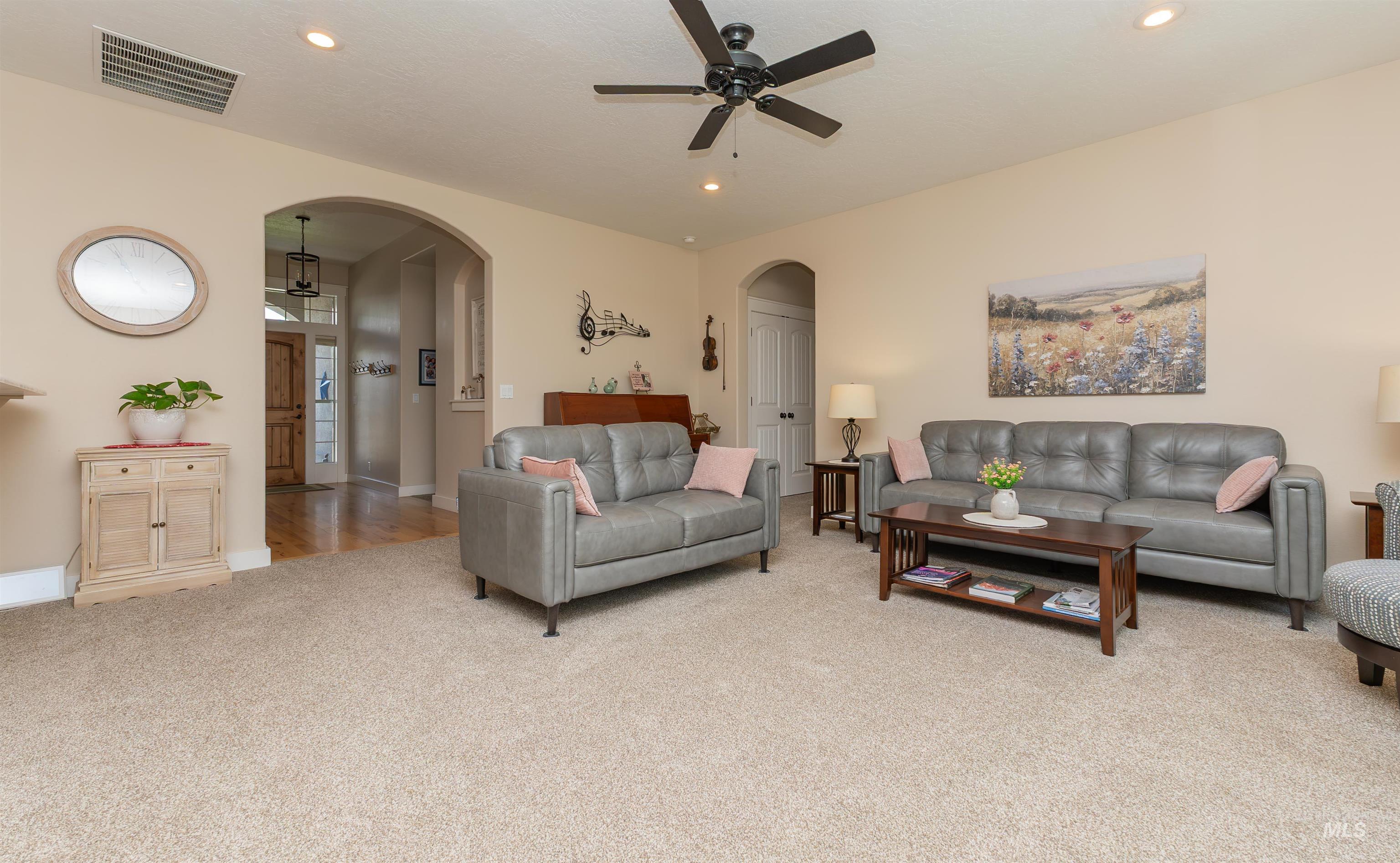 818 W Dallan Woods Way