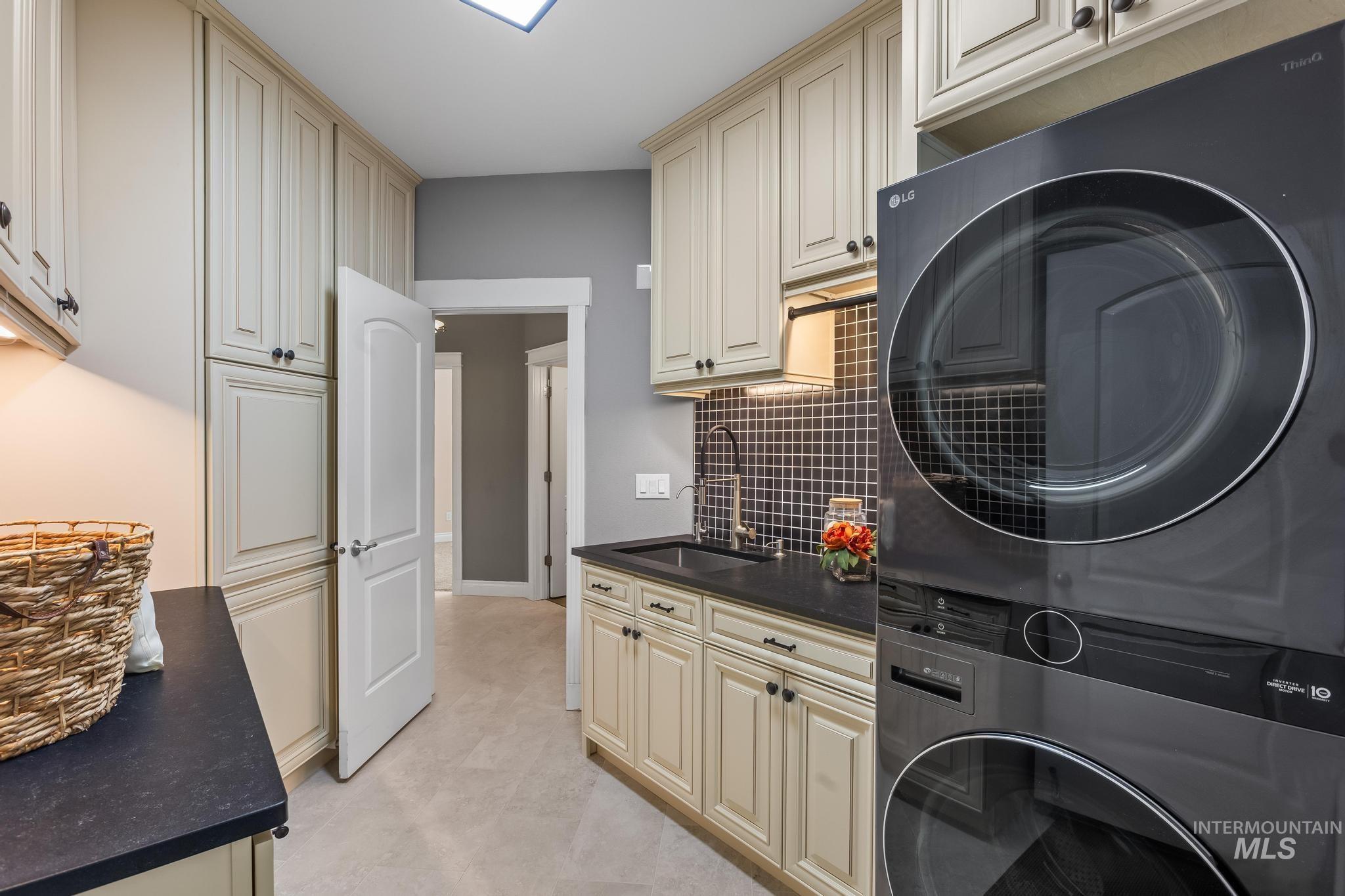 8582 W Thunder Mountain Dr.