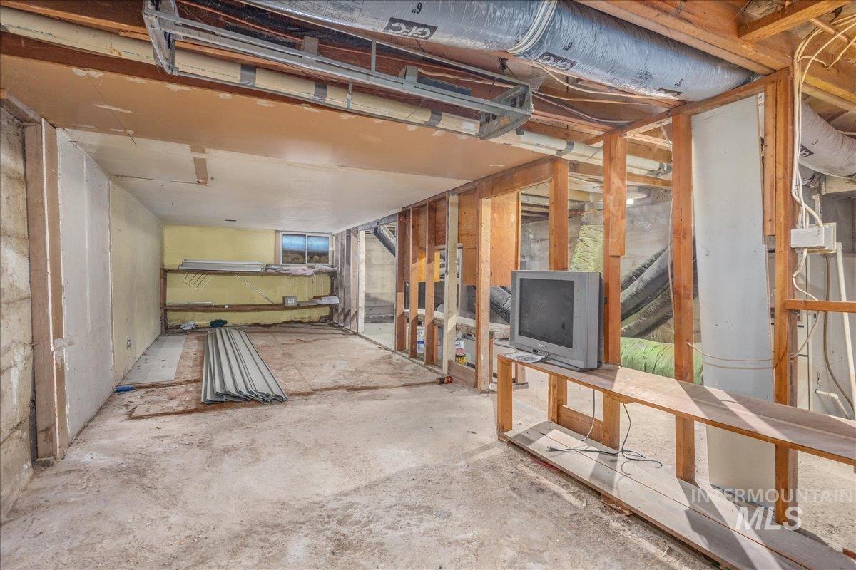 265 S 11th E