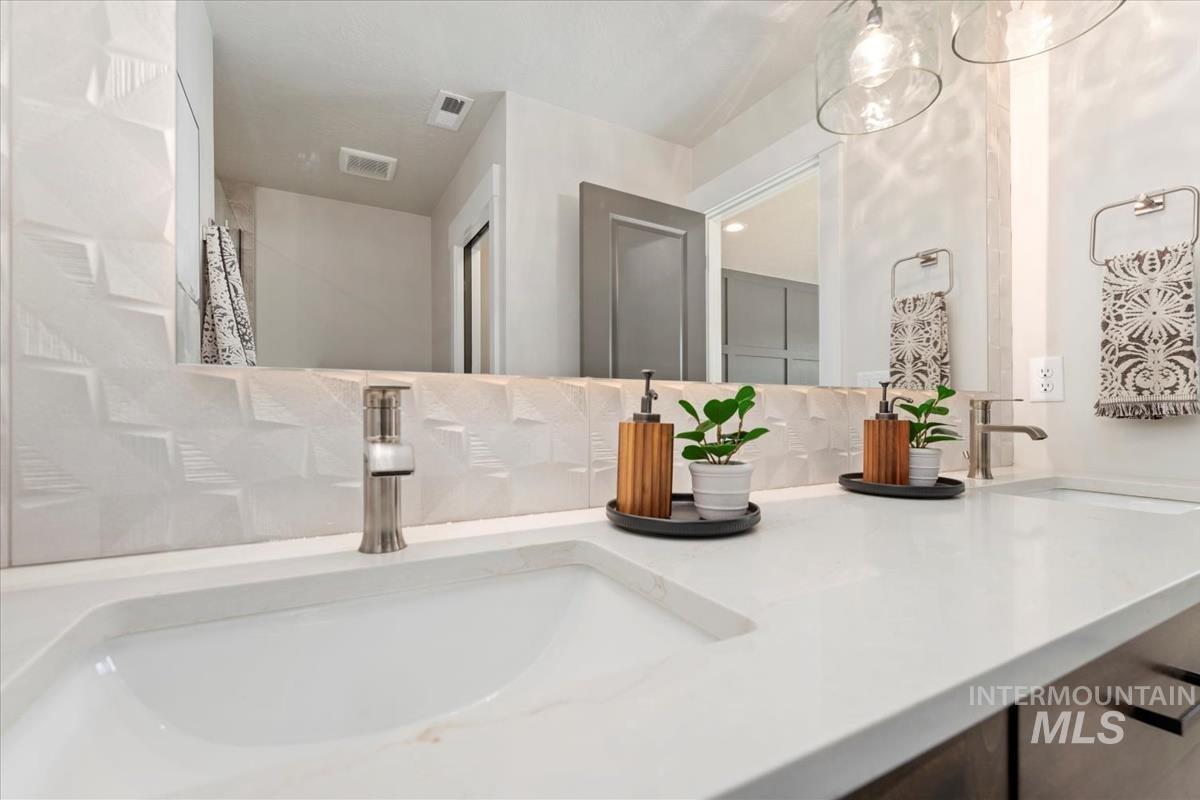 6252 N Holly Springs Ln