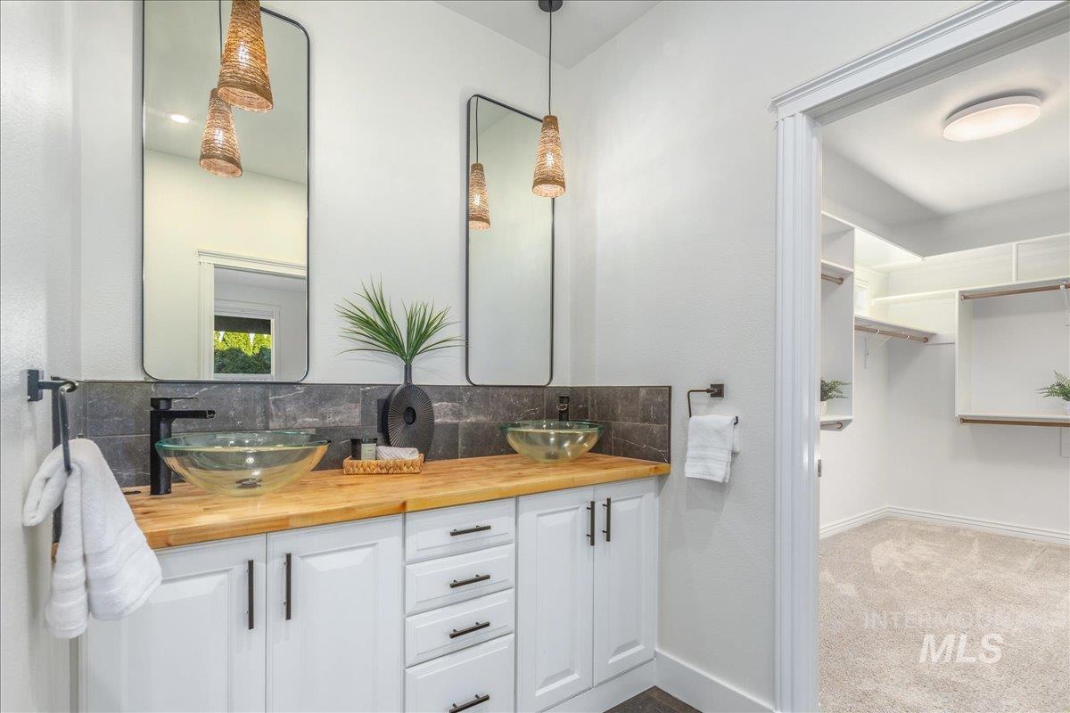 216 N Story Book Way