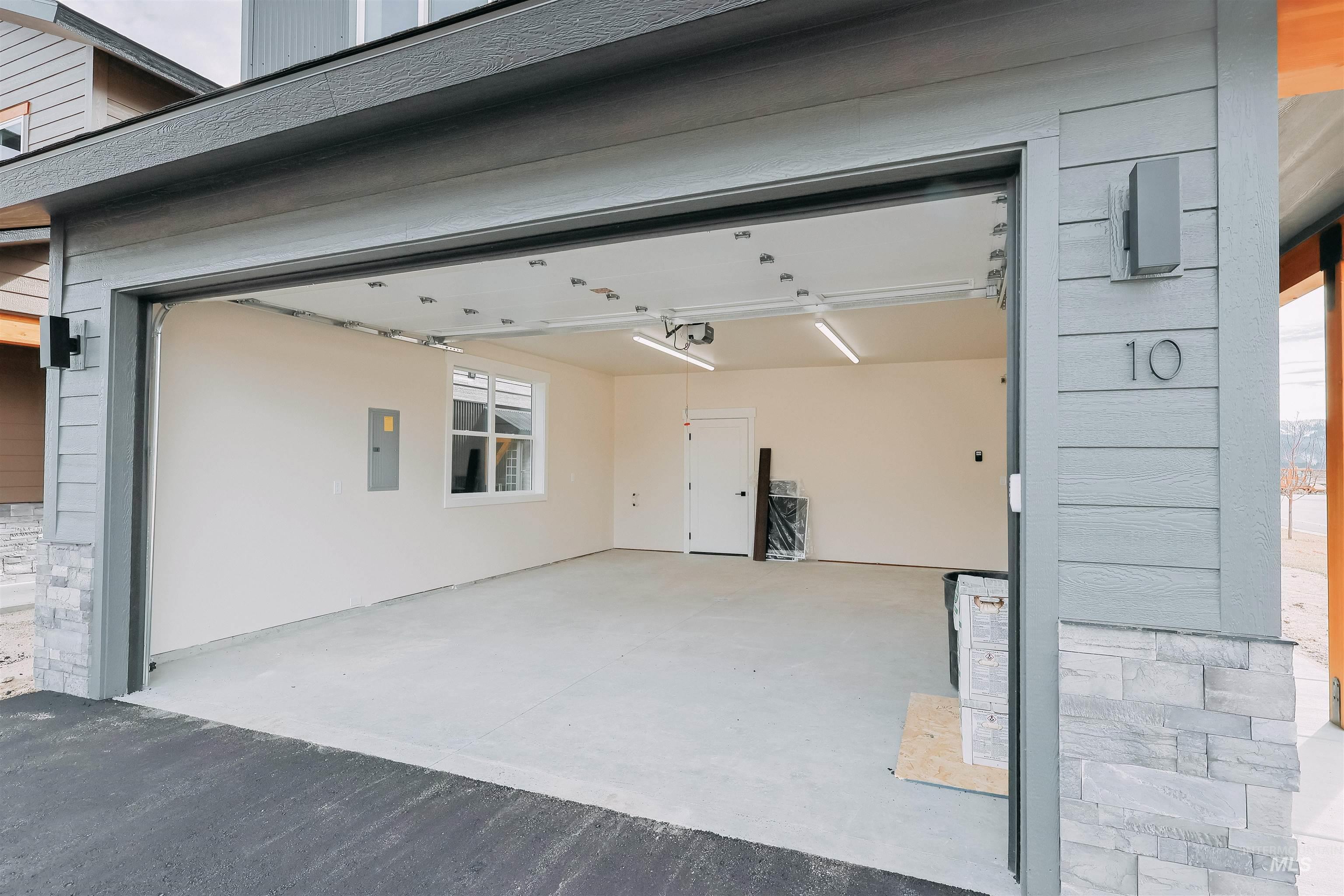 10 North Creek Way