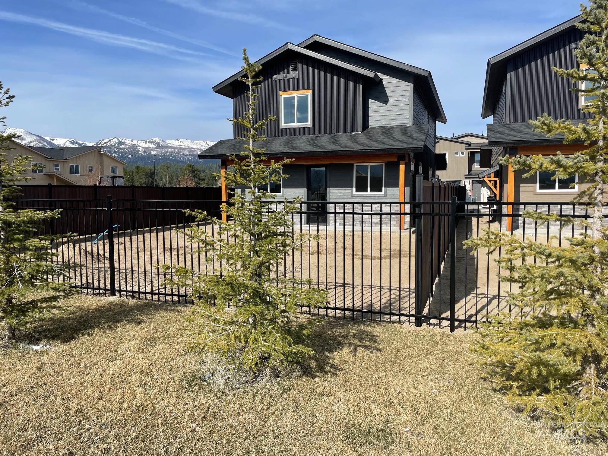 10 North Creek Way