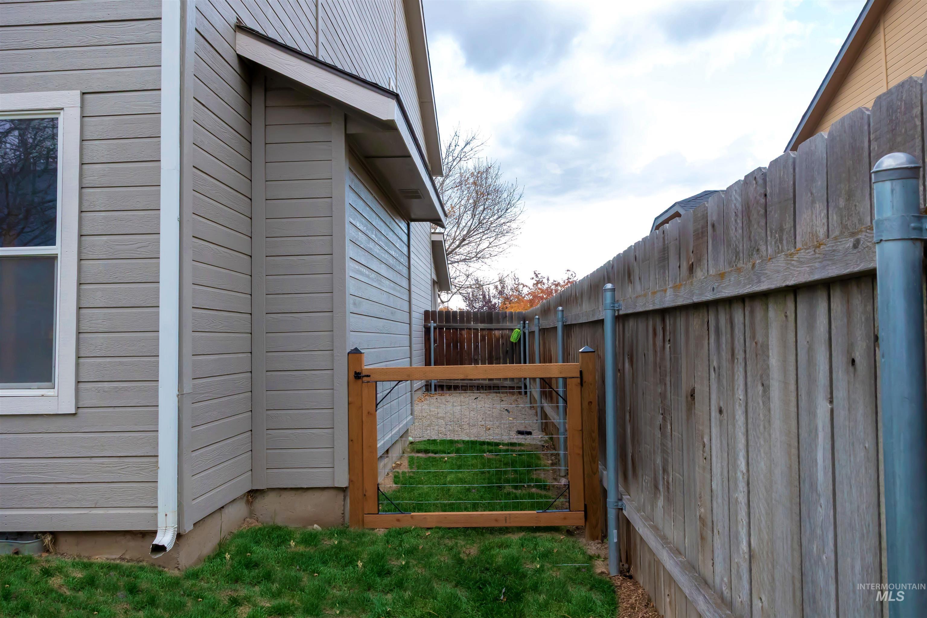 3491 N Maplestone Ave