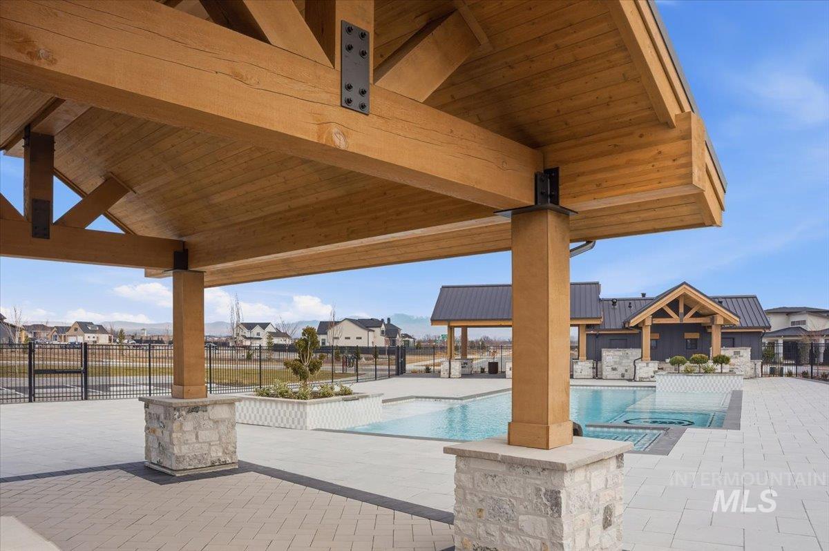 2553 N Buhrstone Ave