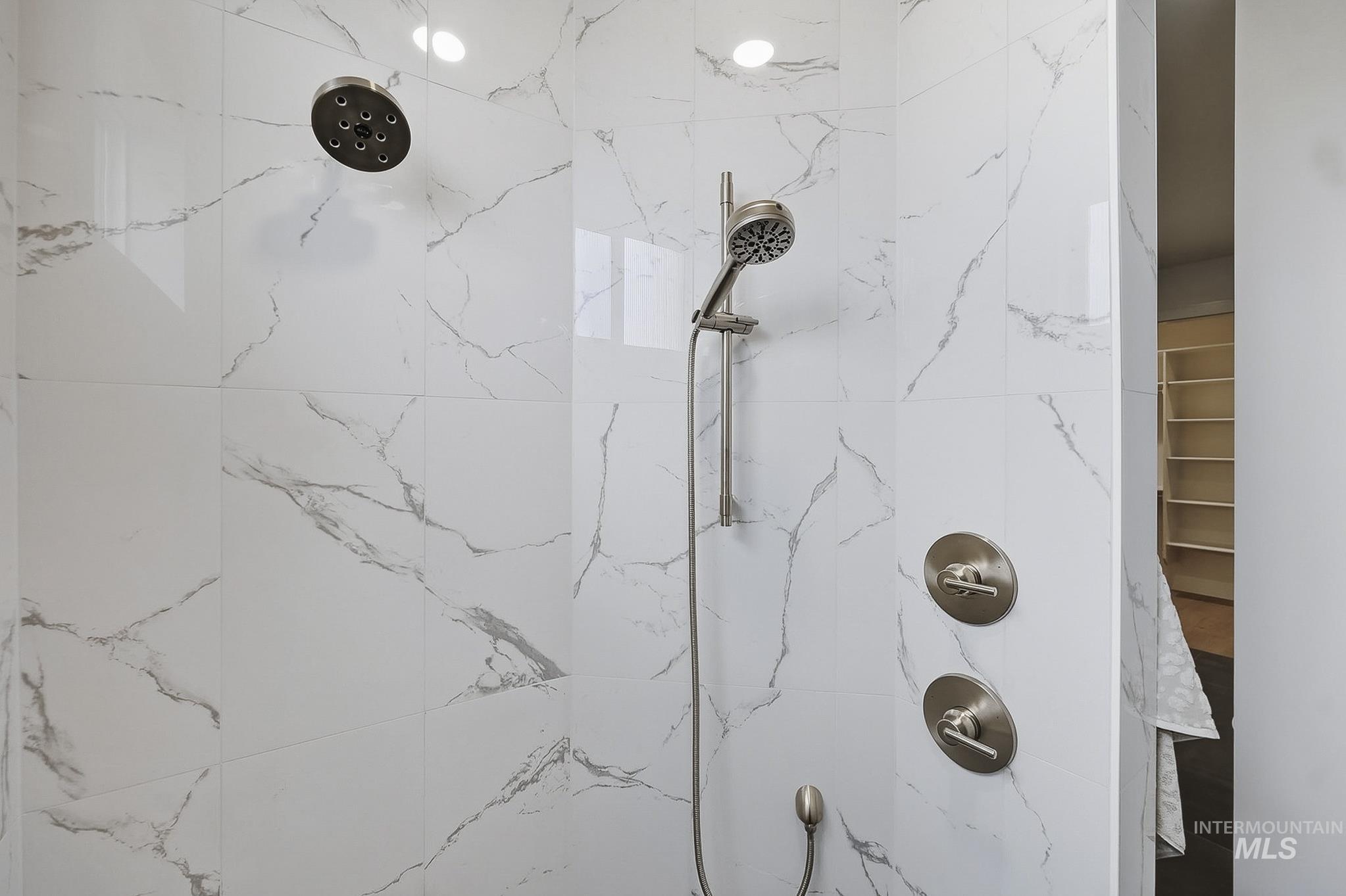 2553 N Buhrstone Ave