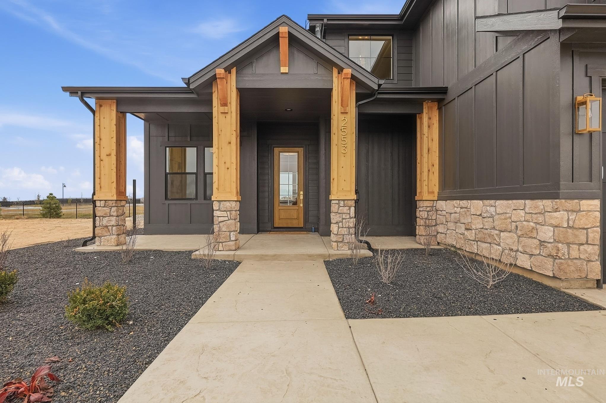 2553 N Buhrstone Ave