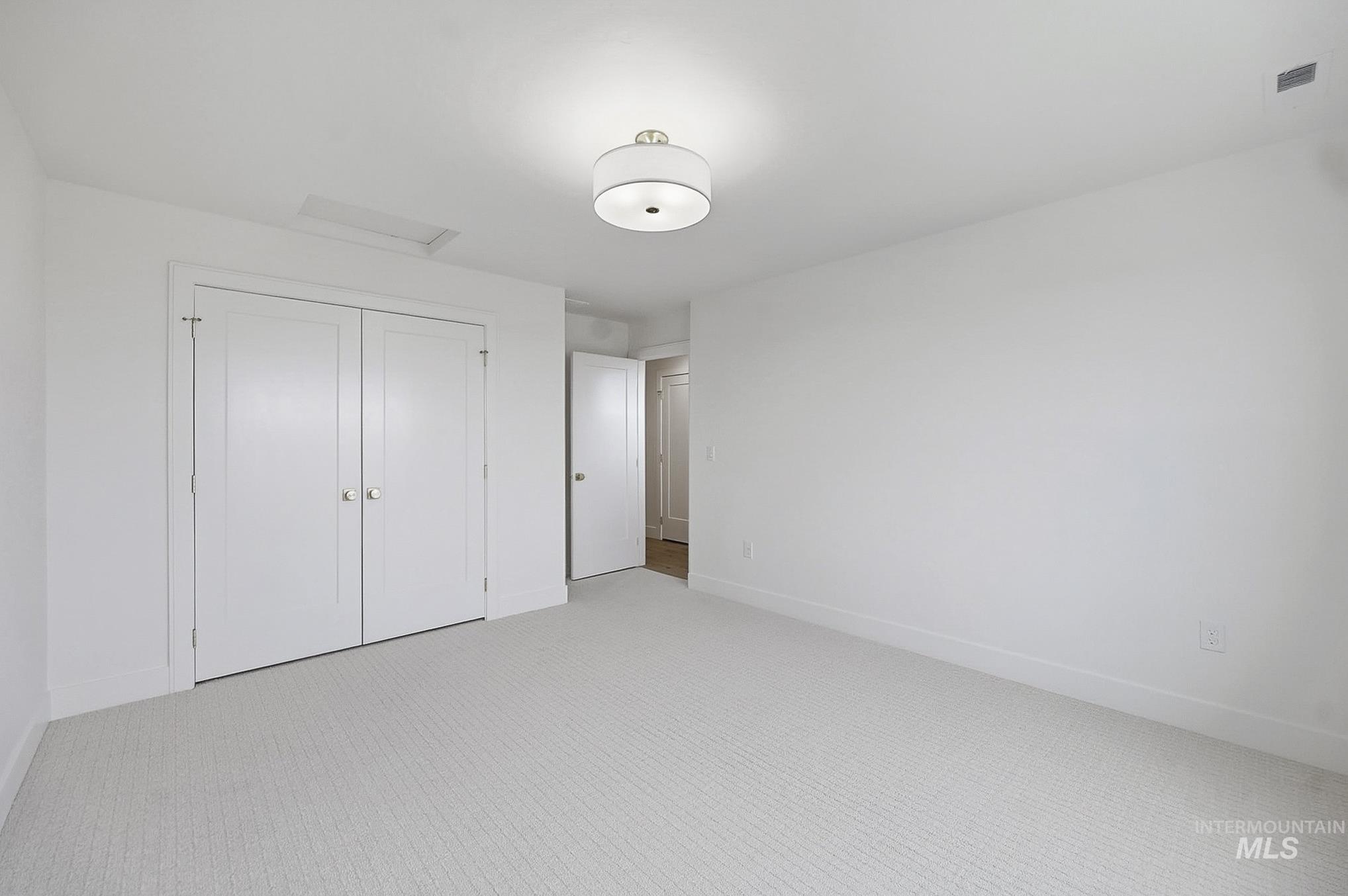 2553 N Buhrstone Ave