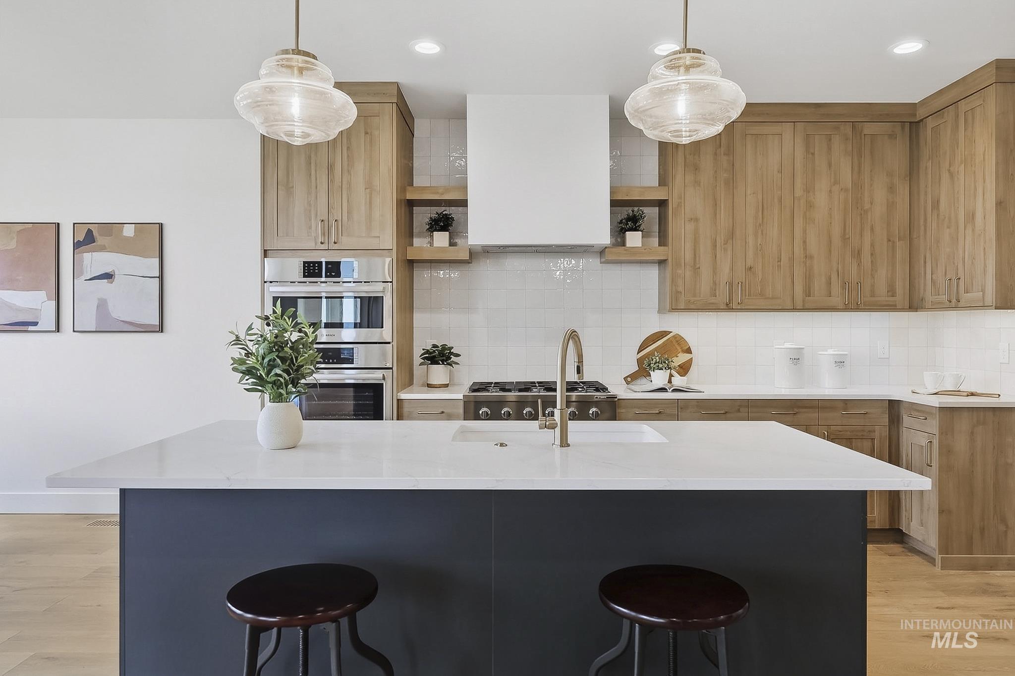 2553 N Buhrstone Ave