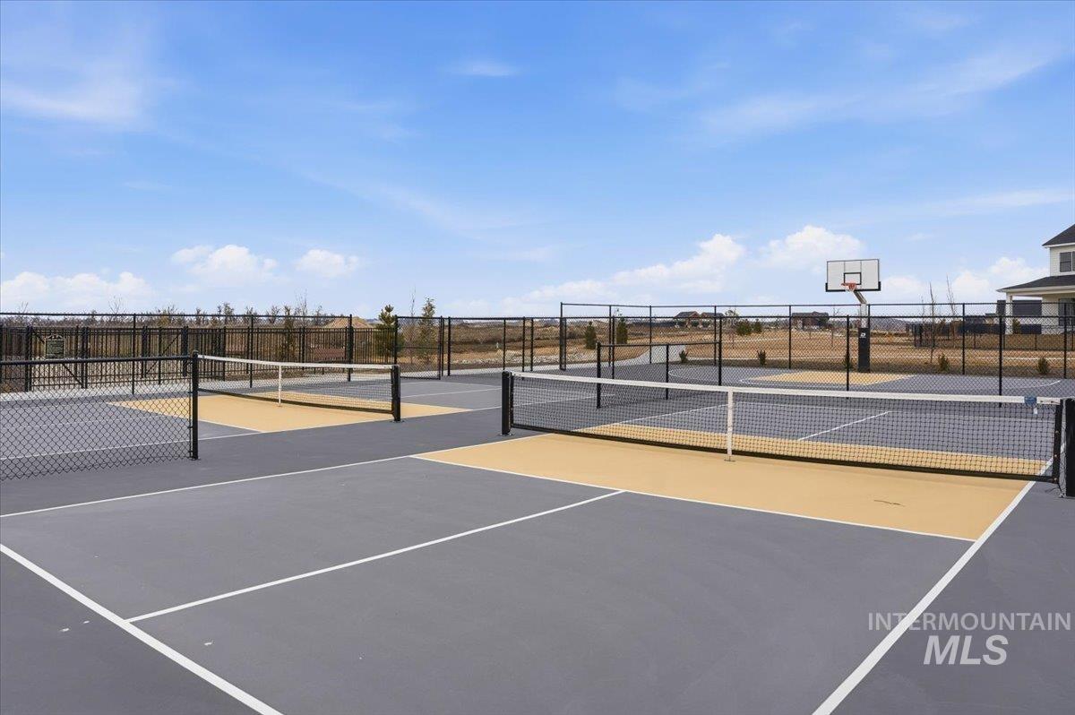 2553 N Buhrstone Ave