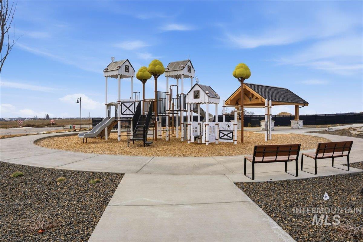 2553 N Buhrstone Ave