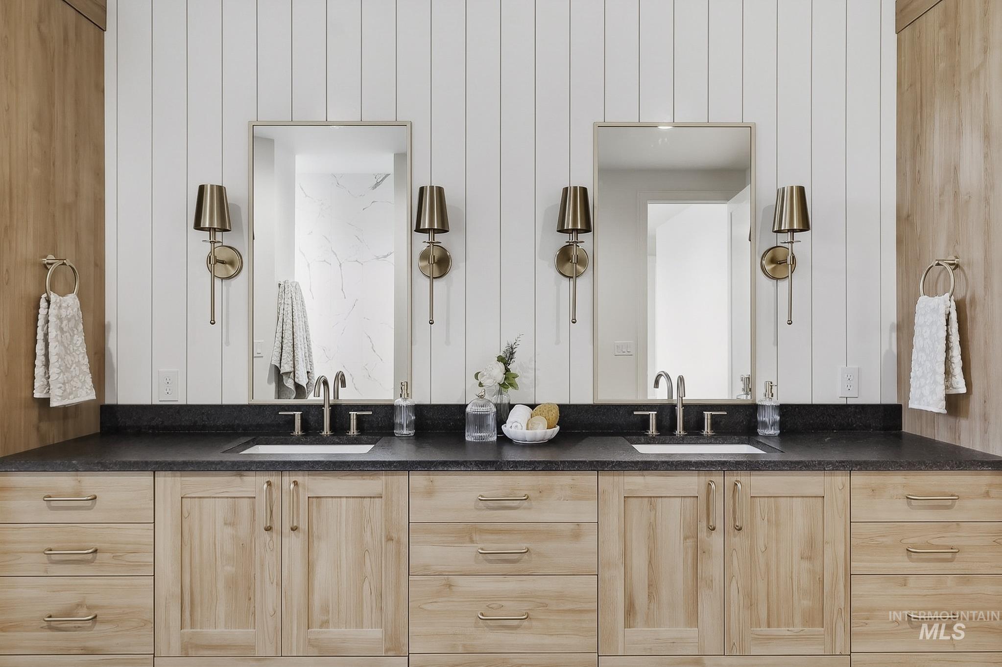 2553 N Buhrstone Ave