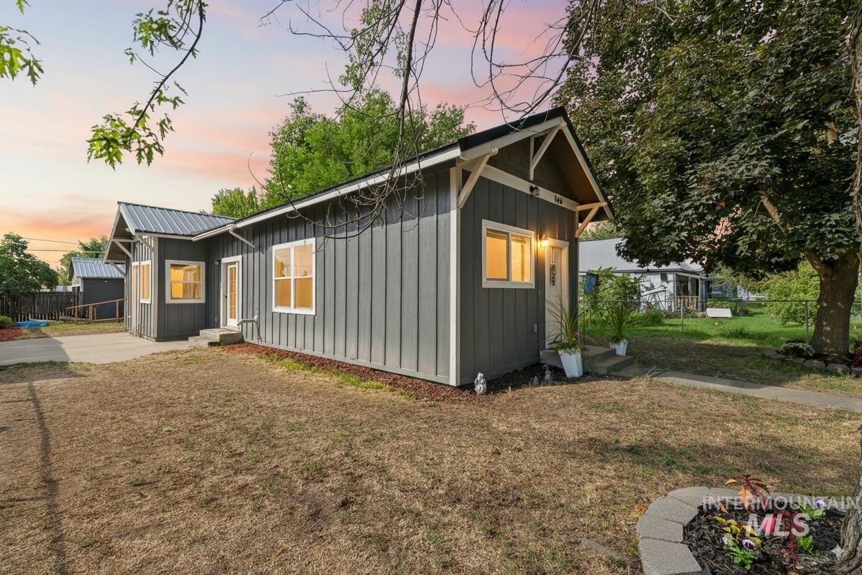 366 4th Ave N