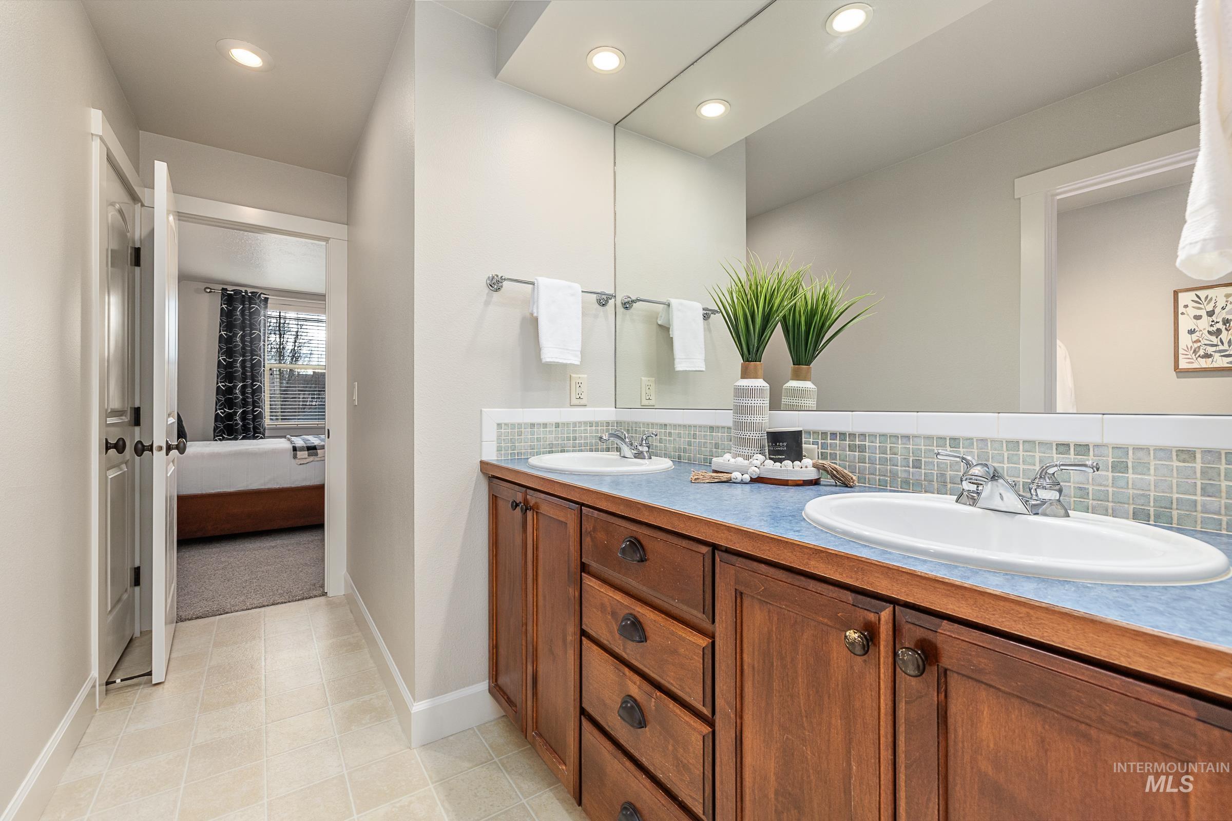 1536 E Daylesford Dr