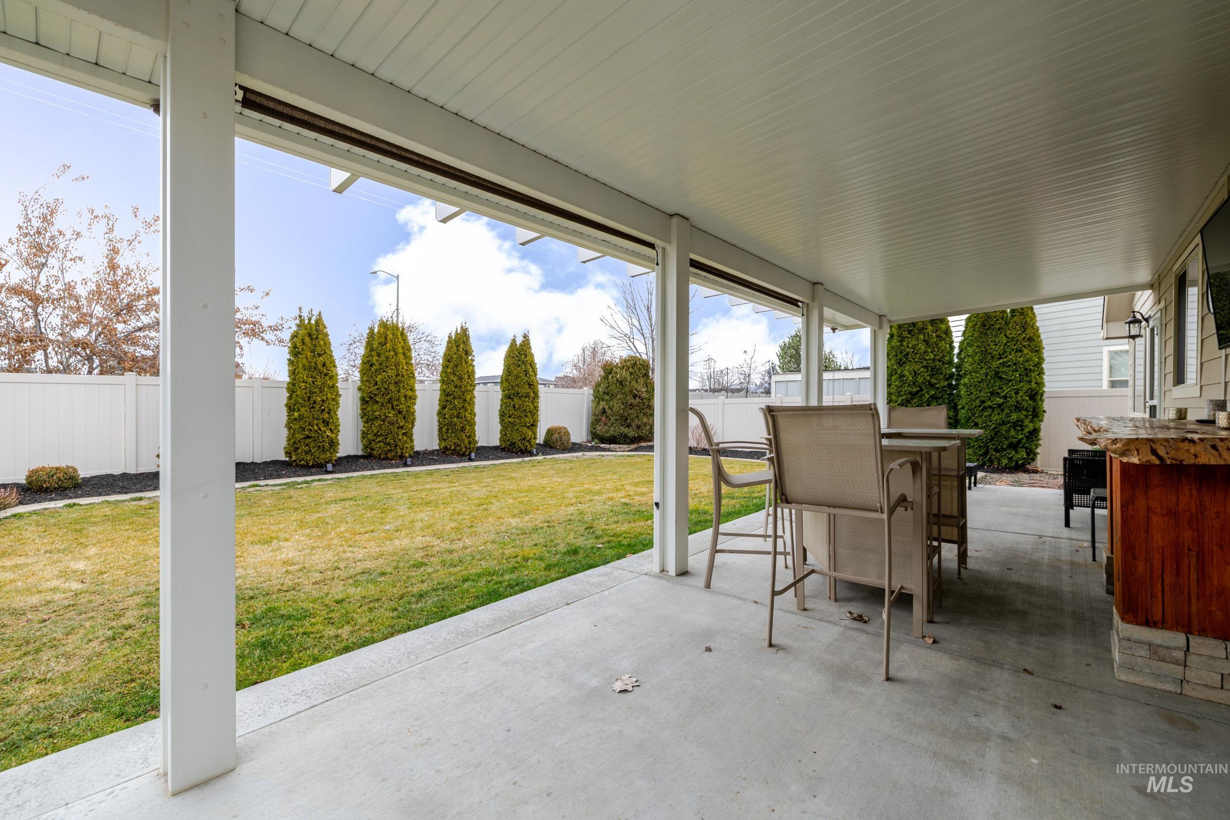 5262 W Los Flores