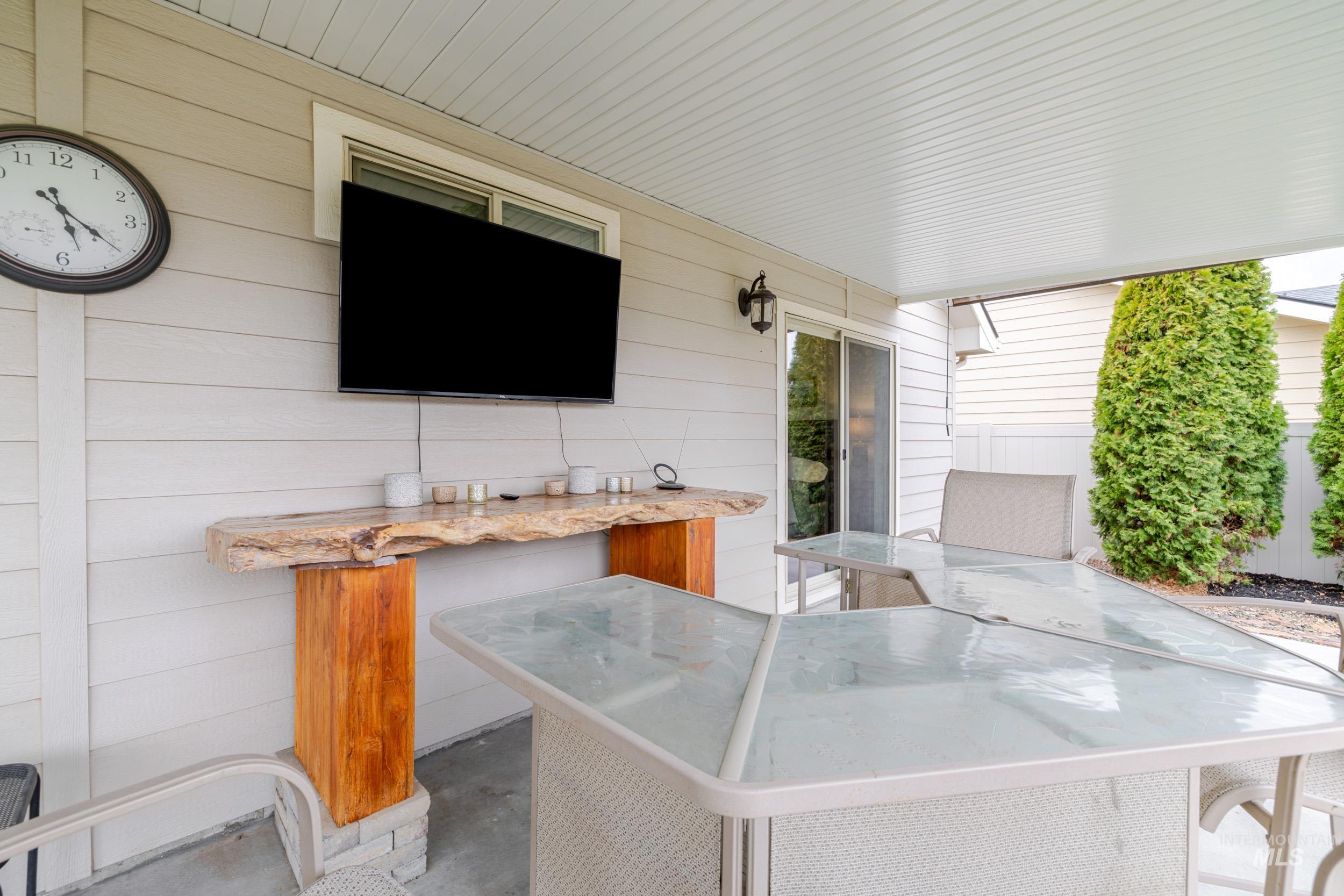 5262 W Los Flores