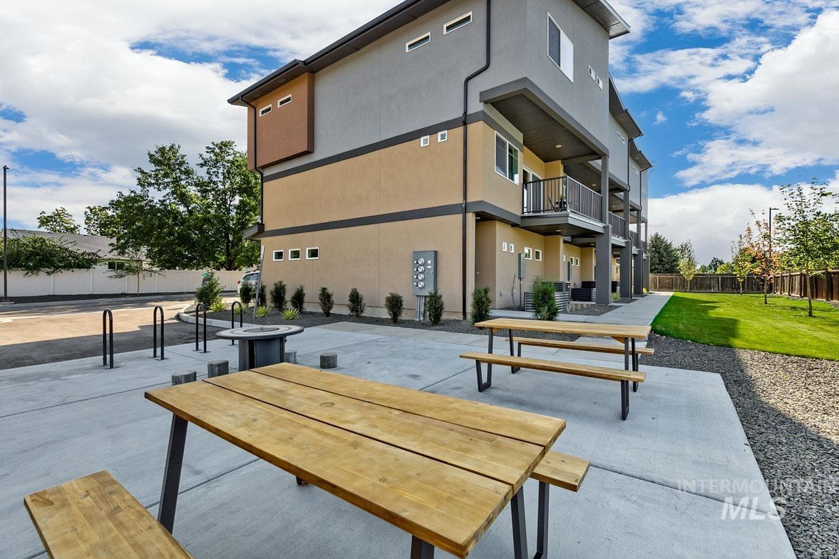 2281-2299 N Shaelyn