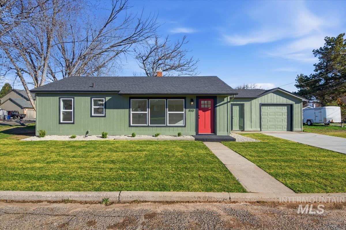 810 E 9th N
