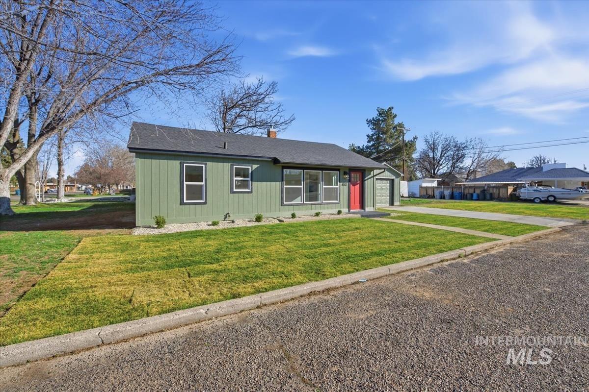 810 E 9th N